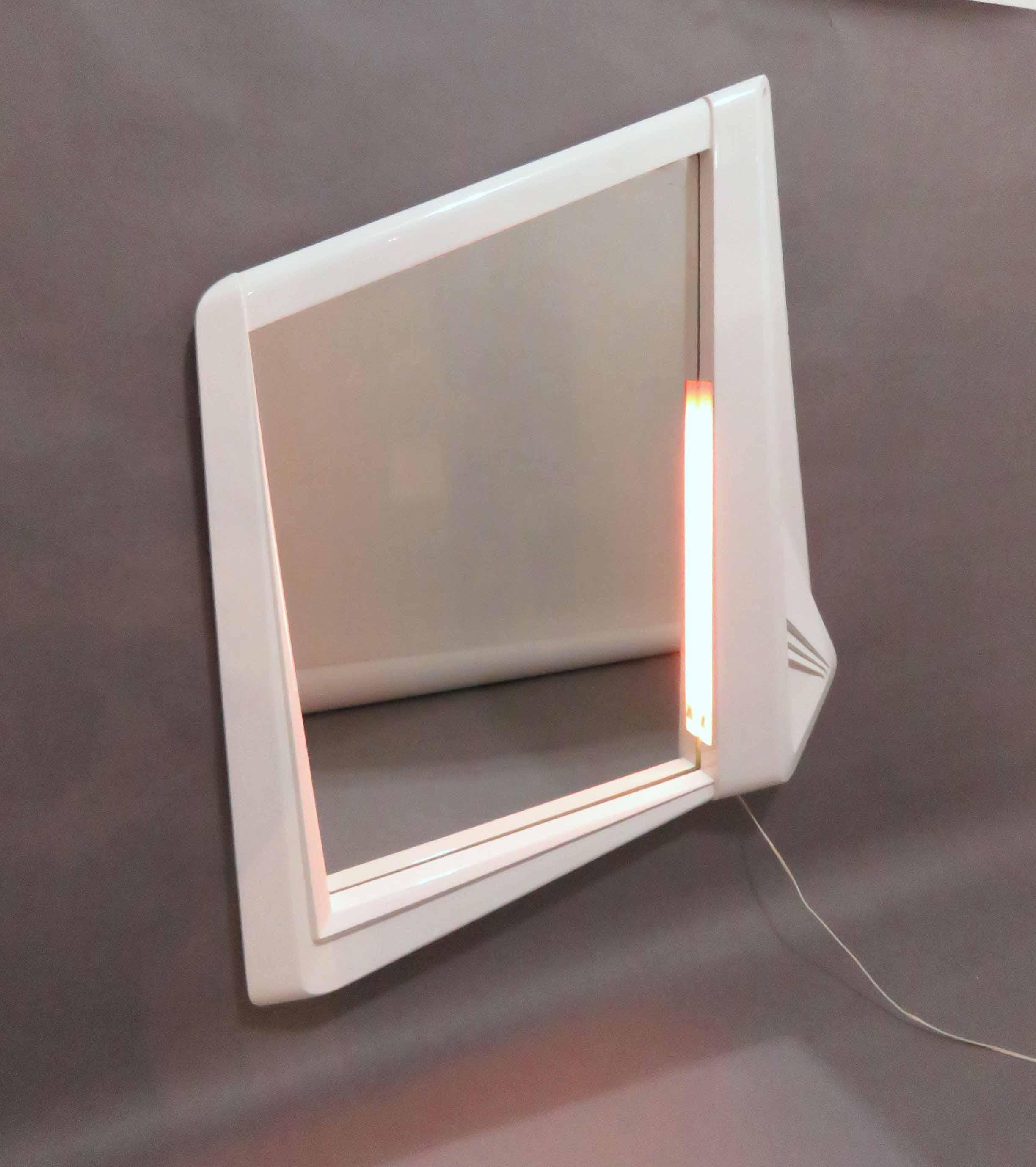 Space Age Italian Lighted Wall Mirror, circa 1970s For Sale 3