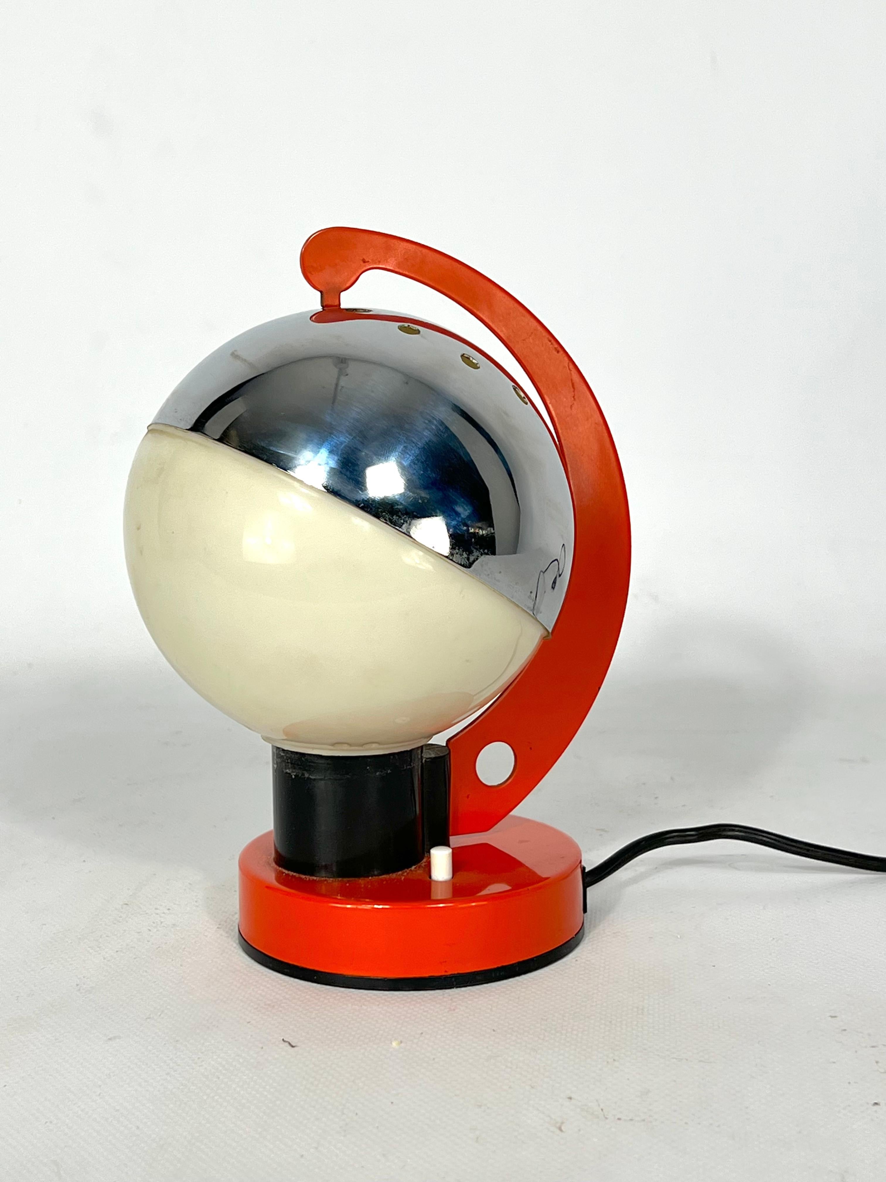 Vintage condition with trace of age and use for this Italian table lamp made from lacquered metal and plastic. Space age from 60s. Full working with EU standard, adaptable on demand for USA standard.