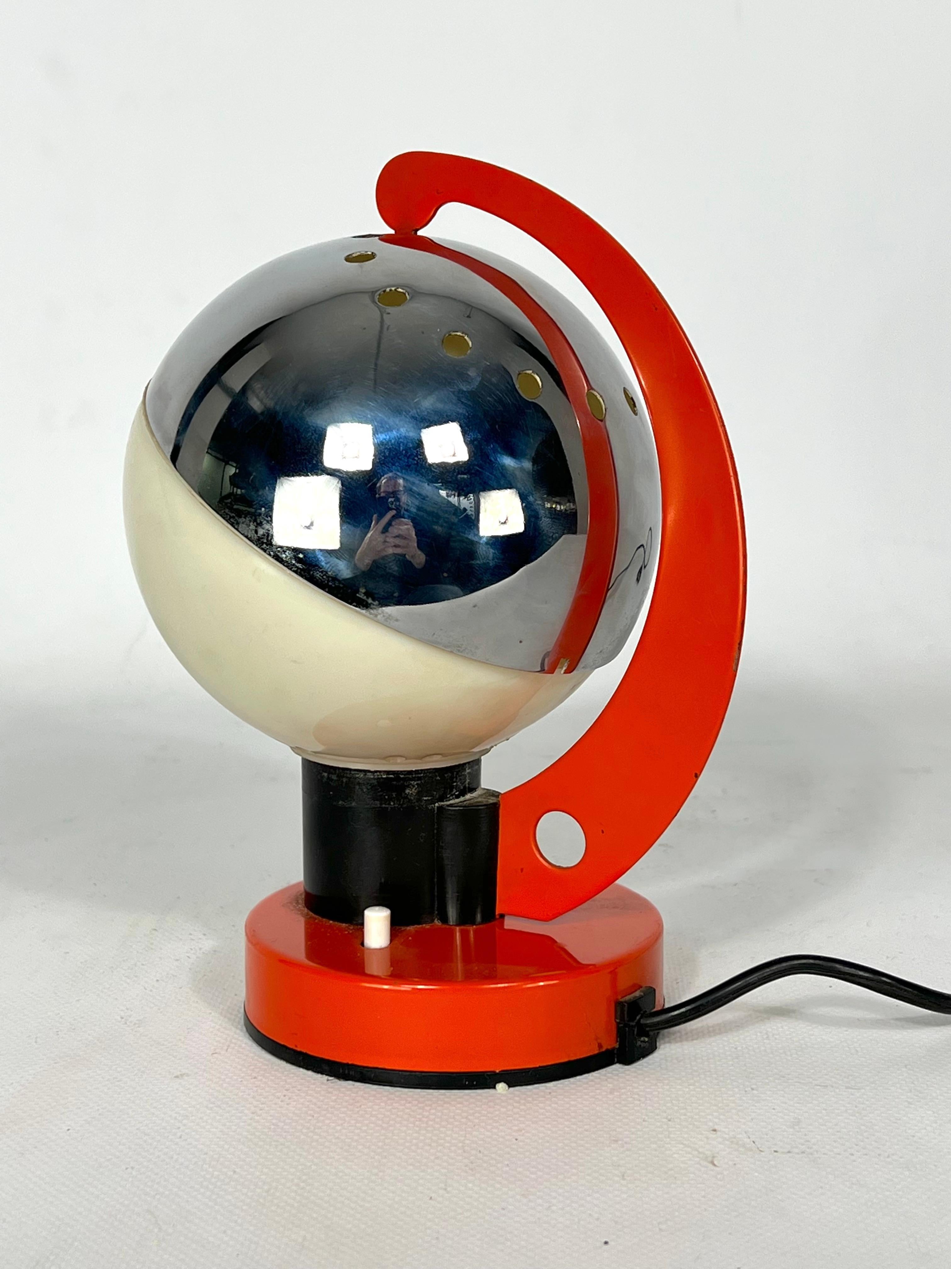 Space Age Italian Metal and Plastic Table Lamp from 60s In Good Condition For Sale In Catania, CT