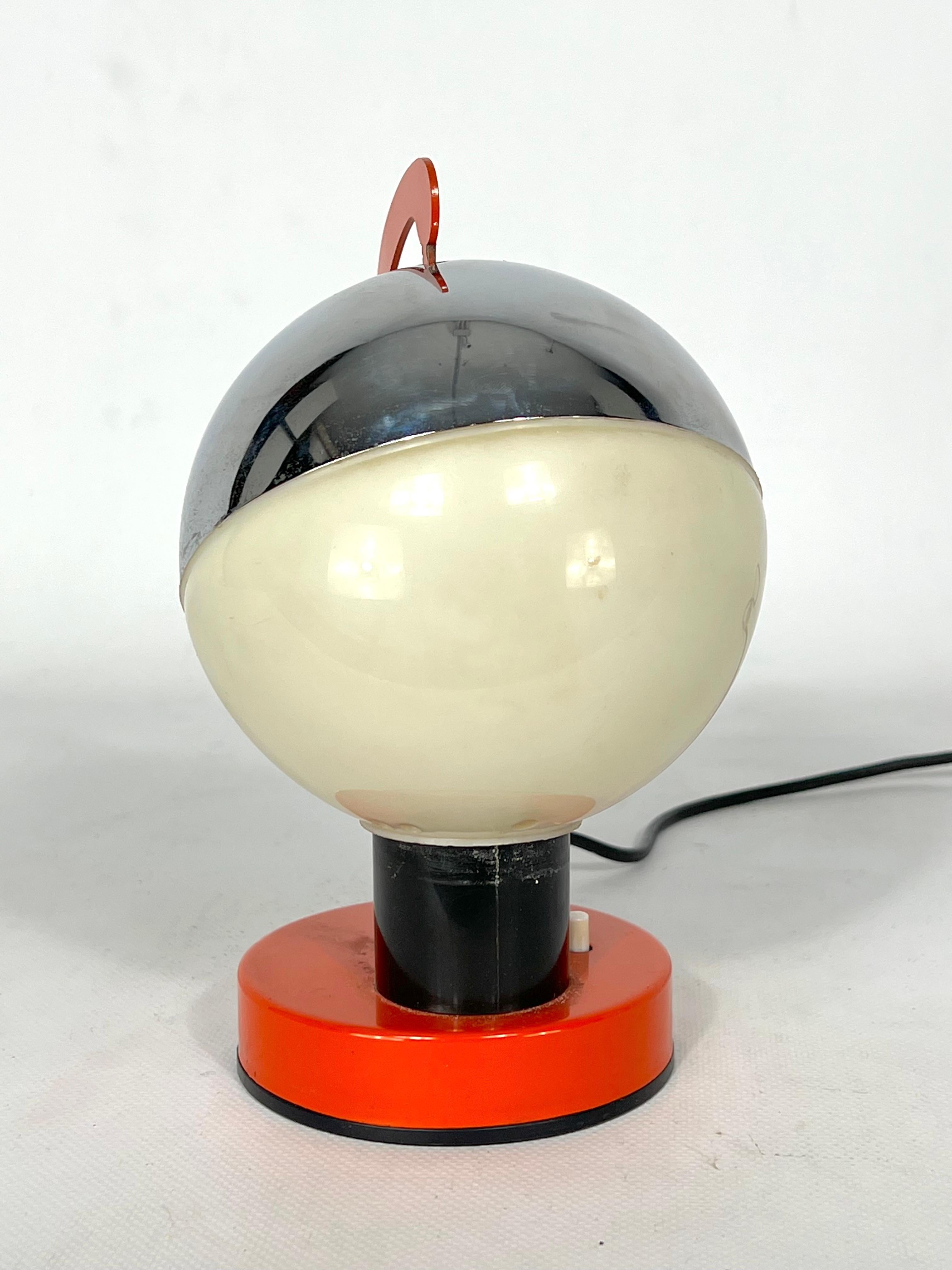 Lampe de bureau italienne en métal et plastique de l'ère spatiale des années 60 Bon état - En vente à Catania, CT
