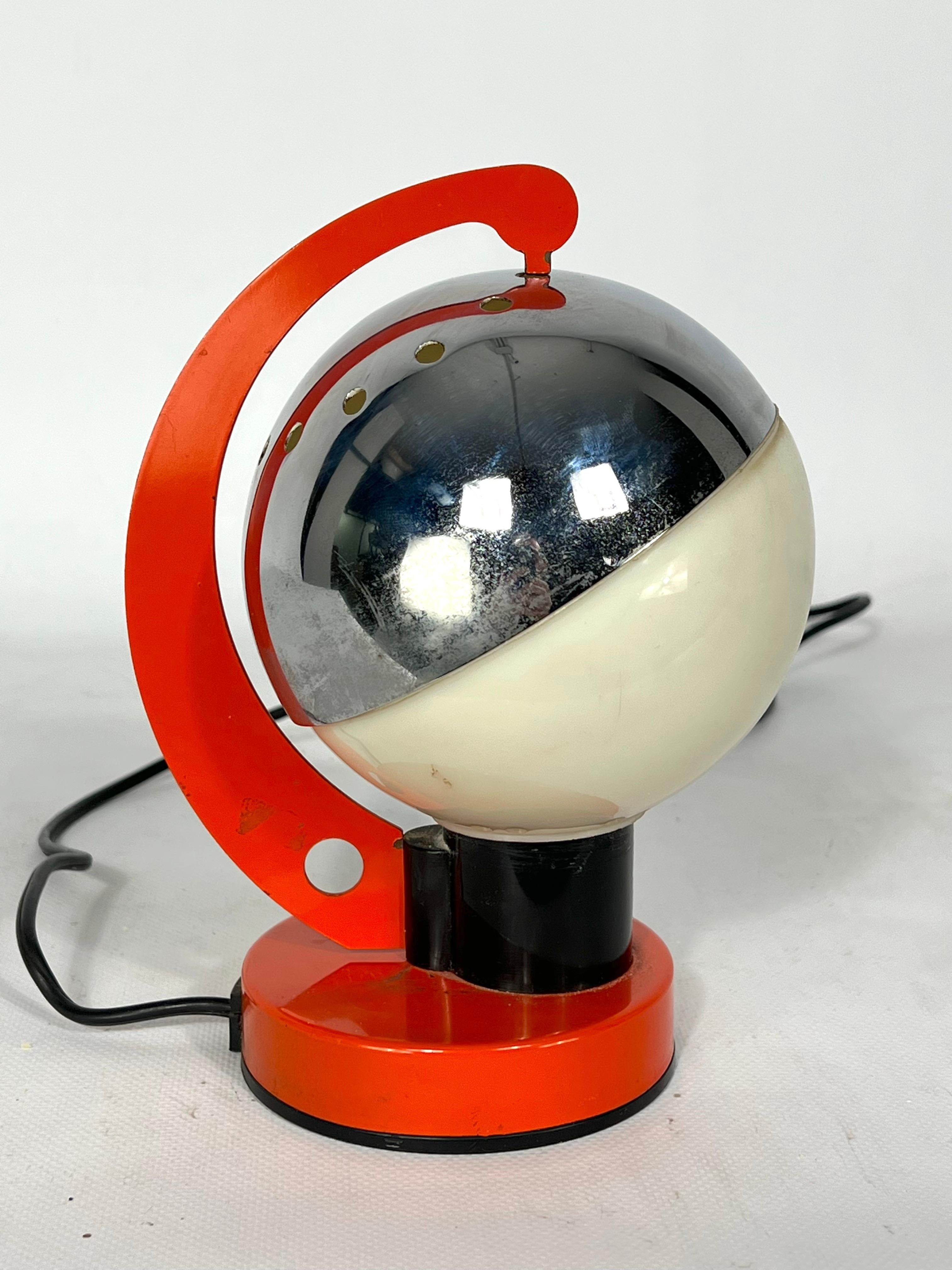 Space Age Italian Metal and Plastic Table Lamp from 60s For Sale 1