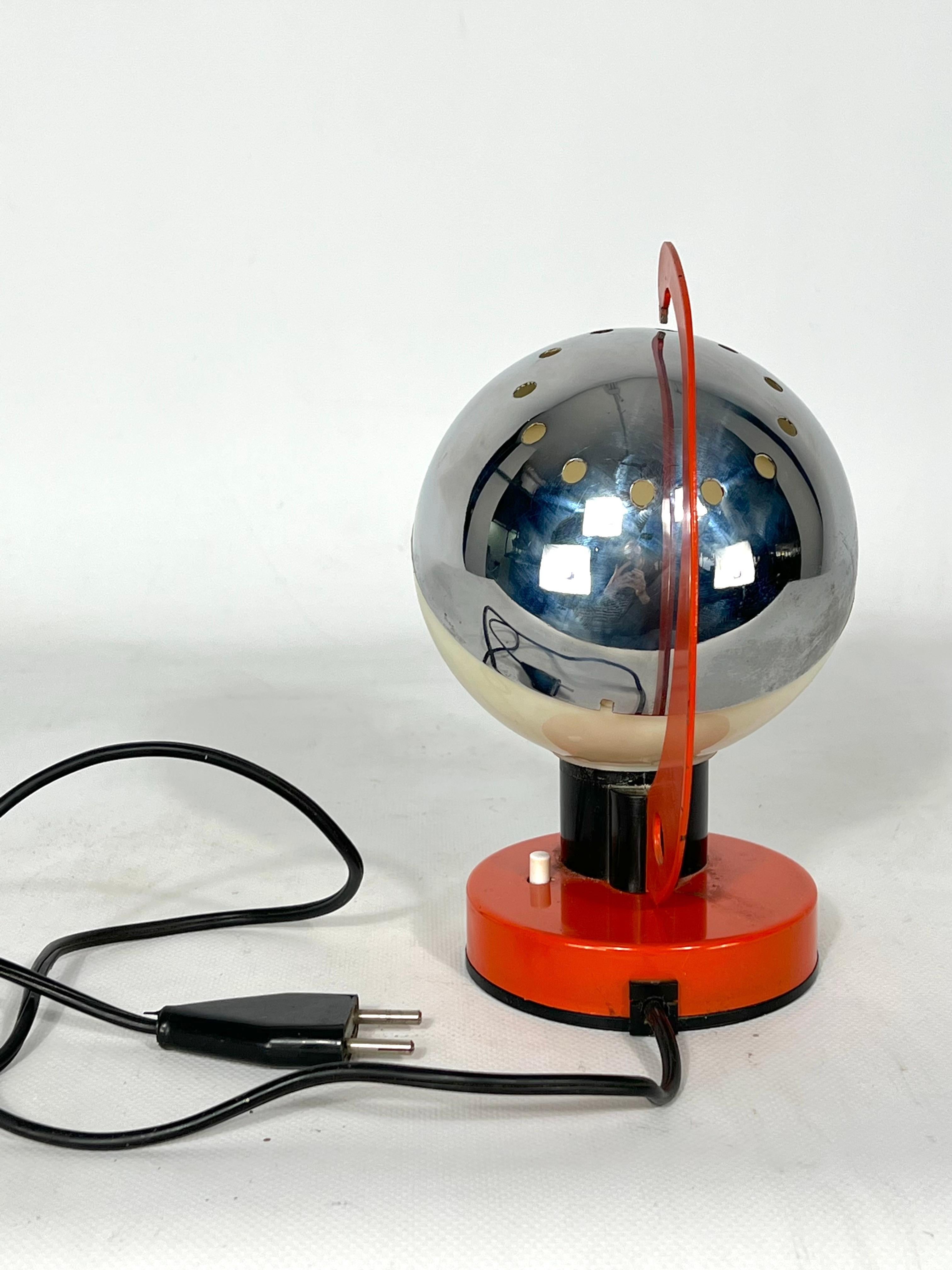 Space Age Italian Metal and Plastic Table Lamp from 60s For Sale 2