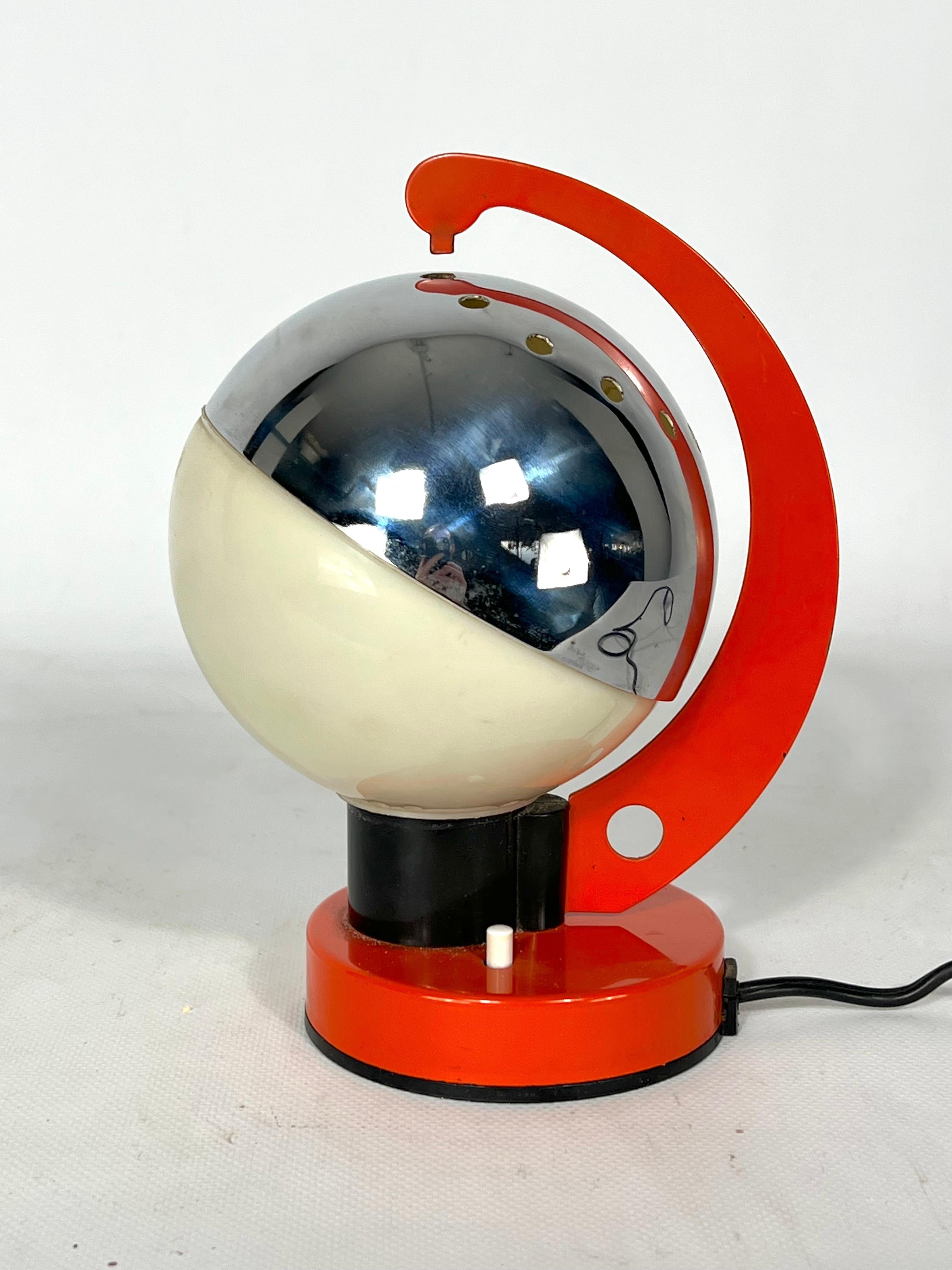 Lampe de bureau italienne en métal et plastique de l'ère spatiale des années 60 en vente 1