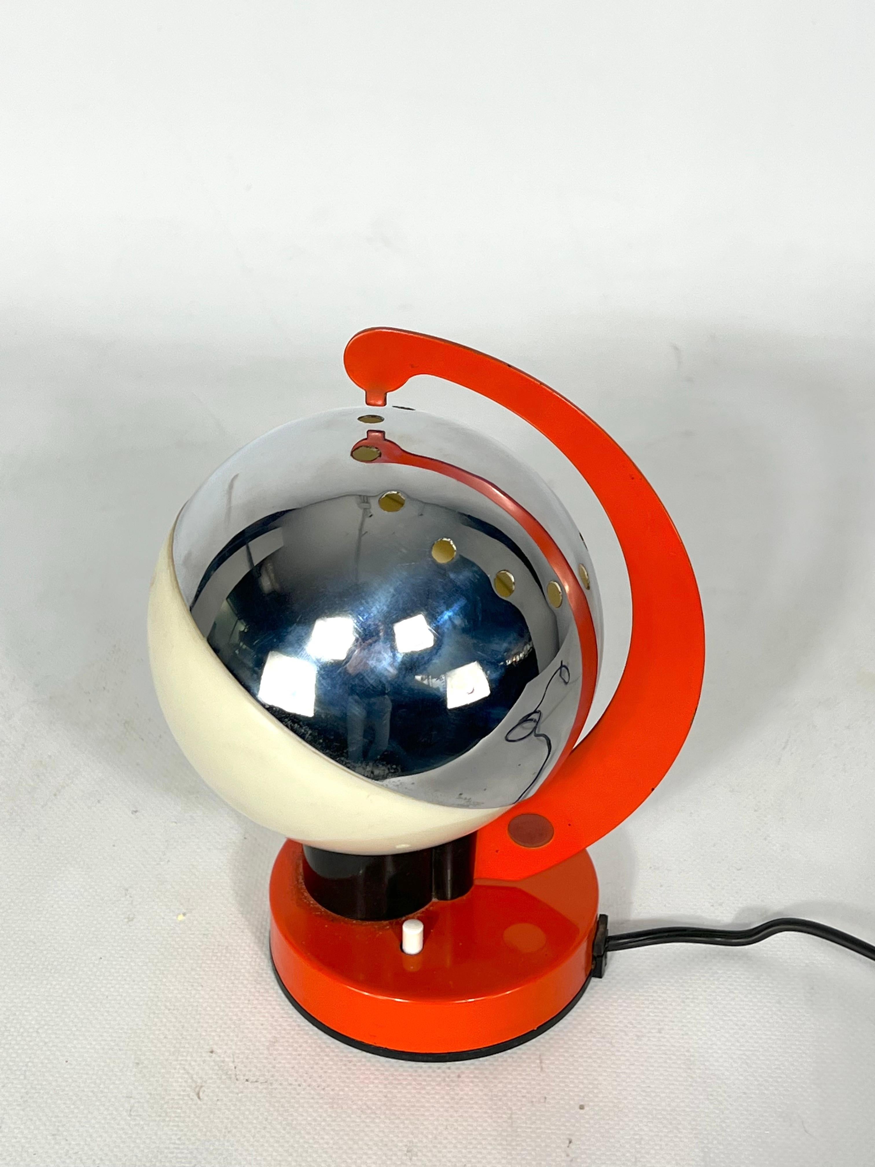 Lampe de bureau italienne en métal et plastique de l'ère spatiale des années 60 en vente 2