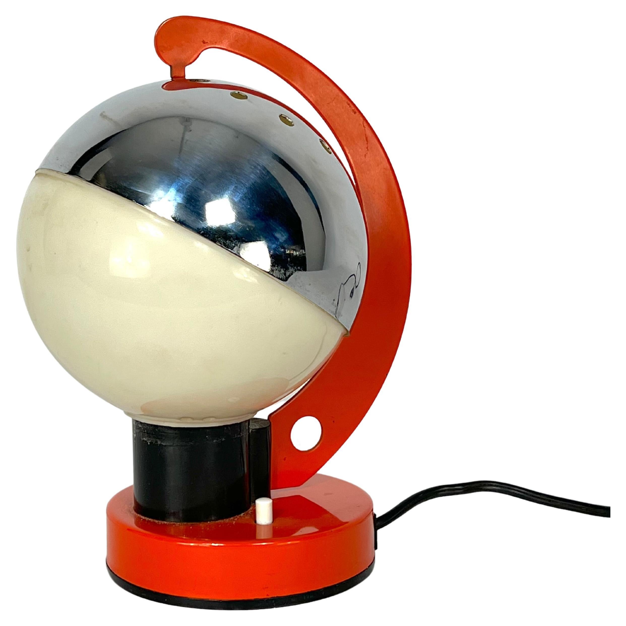 Lampe de bureau italienne en métal et plastique de l'ère spatiale des années 60 en vente