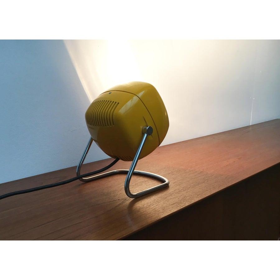 Très rare lampe de table de Harveiluce en chrome et jaune
Le corps est en métal entièrement peint en jaune
La lampe est conçue pour une grande lampe à réflecteur Cette pièce porte une marque d'attribution.
Le câblage de cet article peut être
