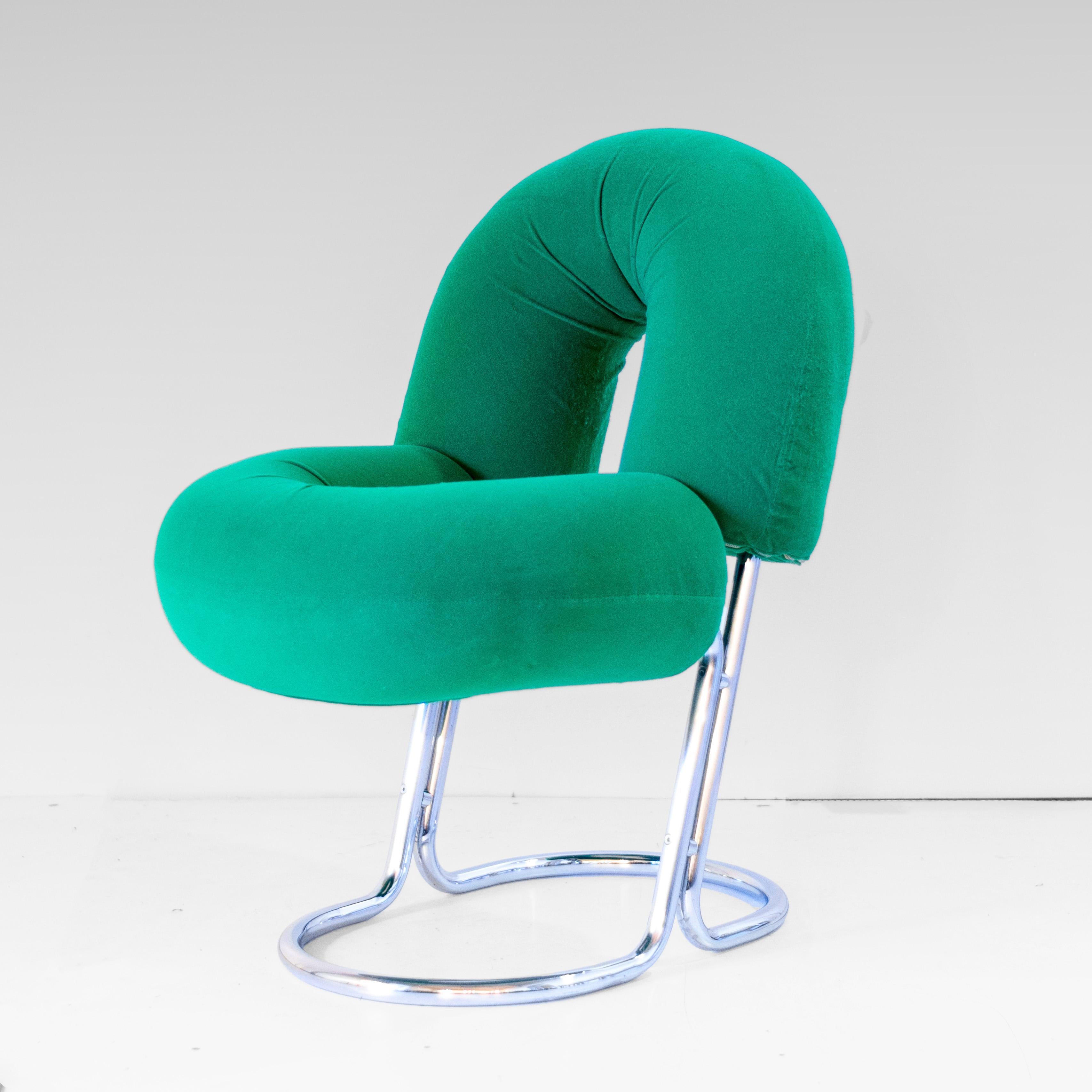 Space Age Italienischer Moderner Schreibtischstuhl aus grünem Samt und verchromtem Metall

Der seltene geformte Büro-/Schreibtischstuhl verkörpert die kühne Ästhetik des italienischen Designs der 1970er Jahre. Die skulpturale Sitzfläche und die