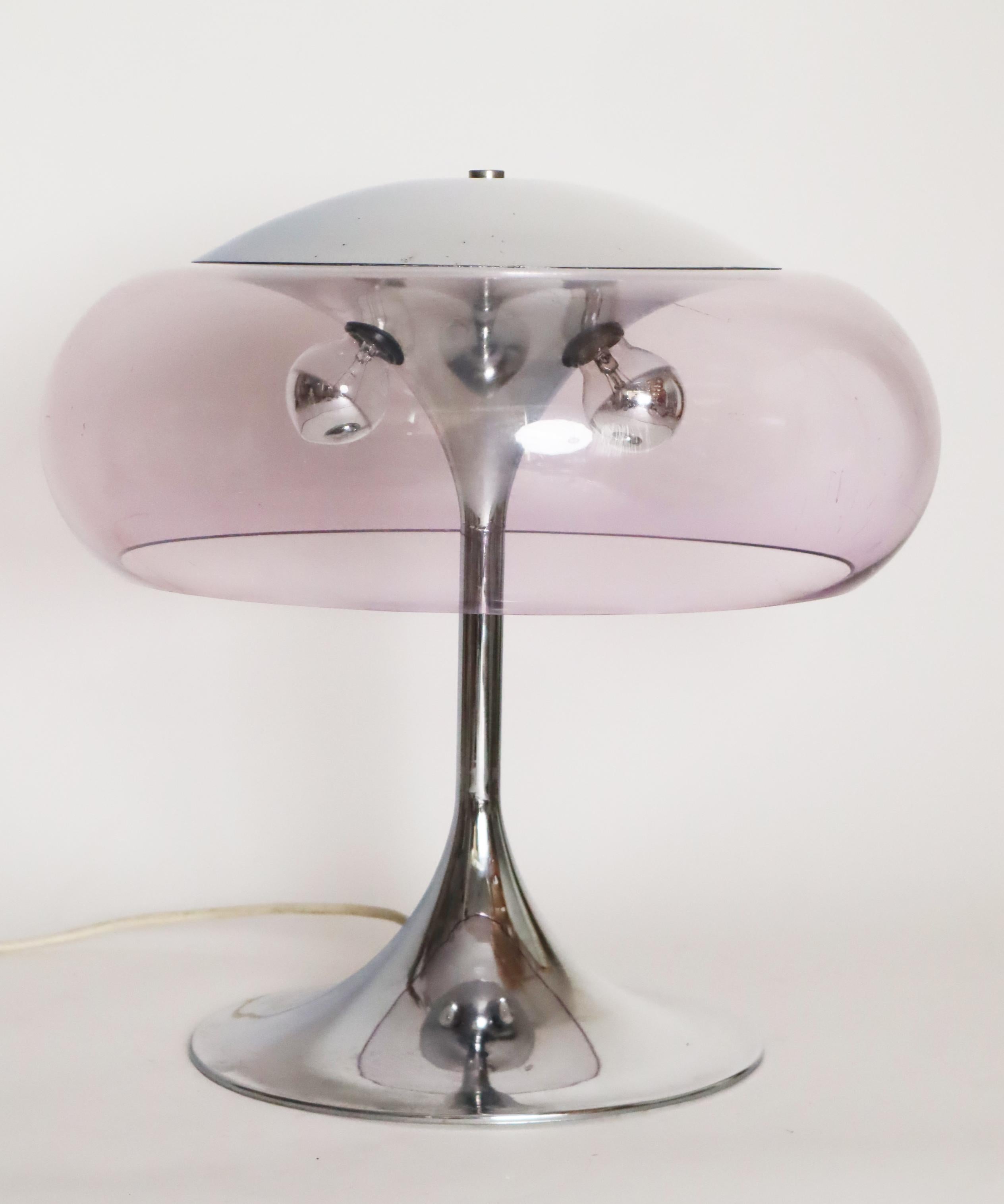 Unica lampada da tavolo Space AGE con base a tulipano cromata. Questa lampada da tavolo attira l'attenzione per la sua lavorazione e il suo design raffinato. La base cromata a tulipano costituisce il basamento, mentre in cima si trova un paralume in