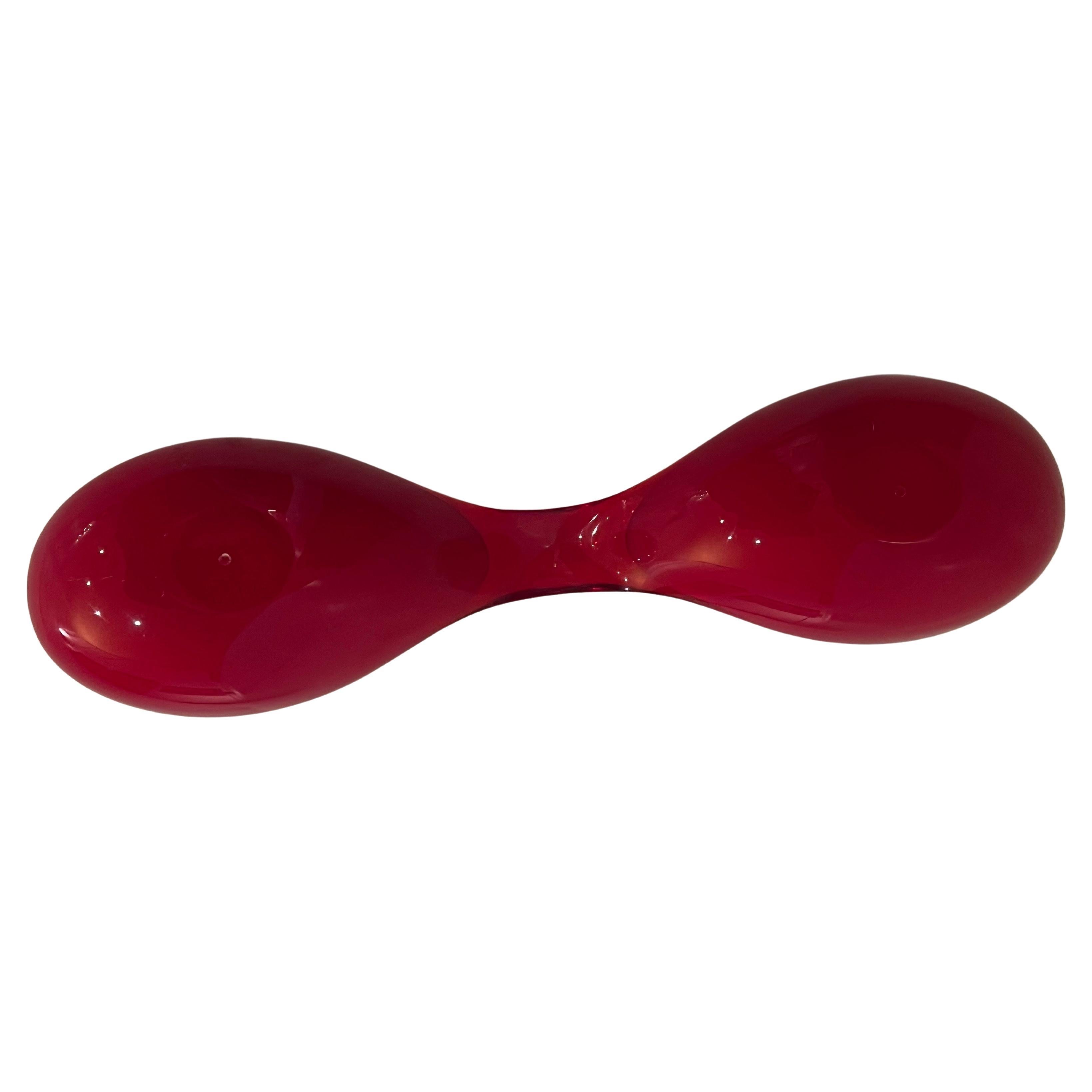 Gran diseño en este raro juego de cuencos para aperitivos en lucite bitono rojo y blanco combinados.
