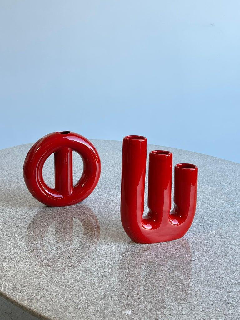 Stupefacente vaso rosso A Space Age degli anni '70 in ceramica di Gabbianelli. Prodotto in Italia.
Entrambi i vasi hanno un design estremamente curato e forme molto eleganti.
Bellissima ceramica di colore rosso brigante. 
Molto ben conservato, senza