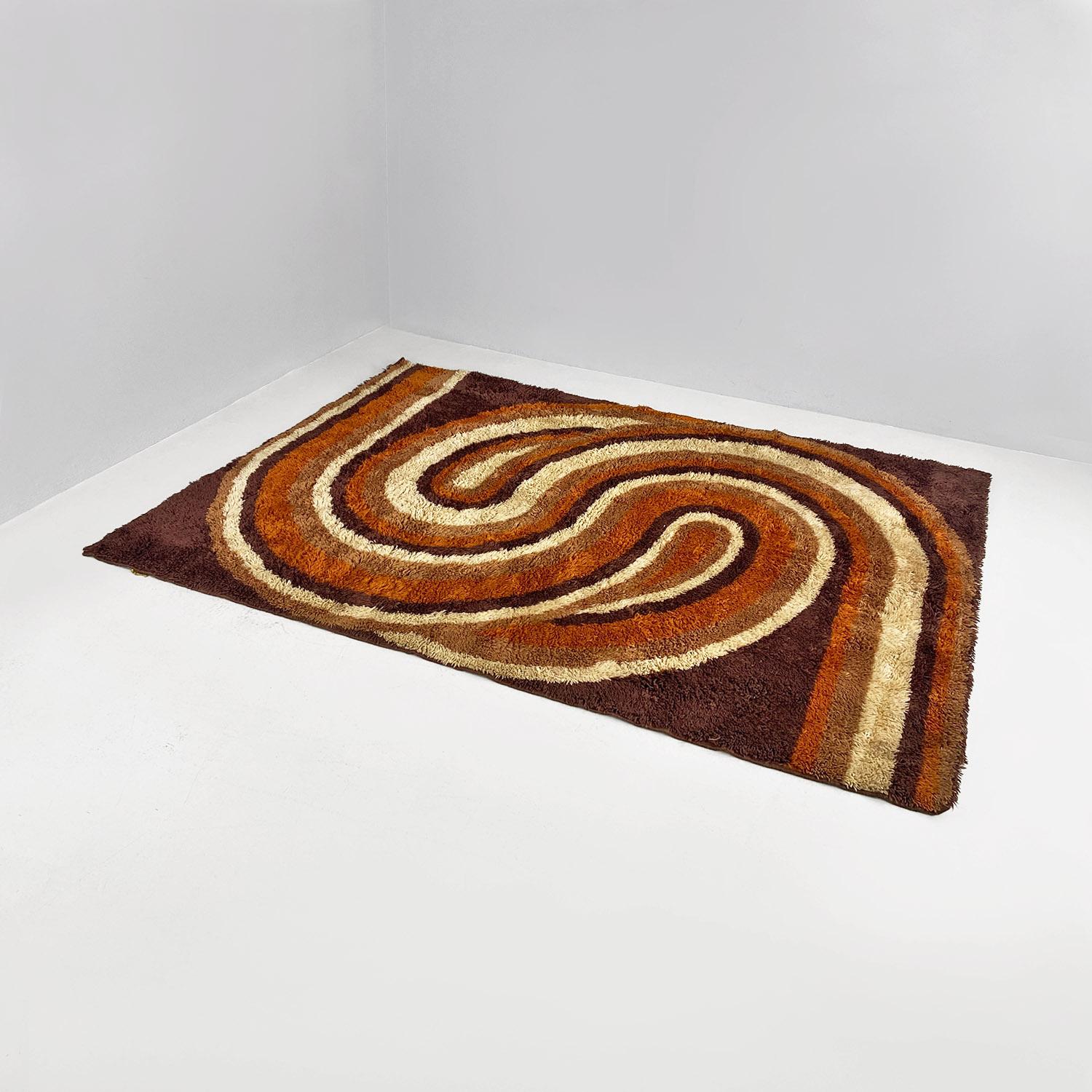 Ère spatiale Tapis italien à poils courts de couleur Brown de l'A Space, avec décoration orange et beige 1970 en vente