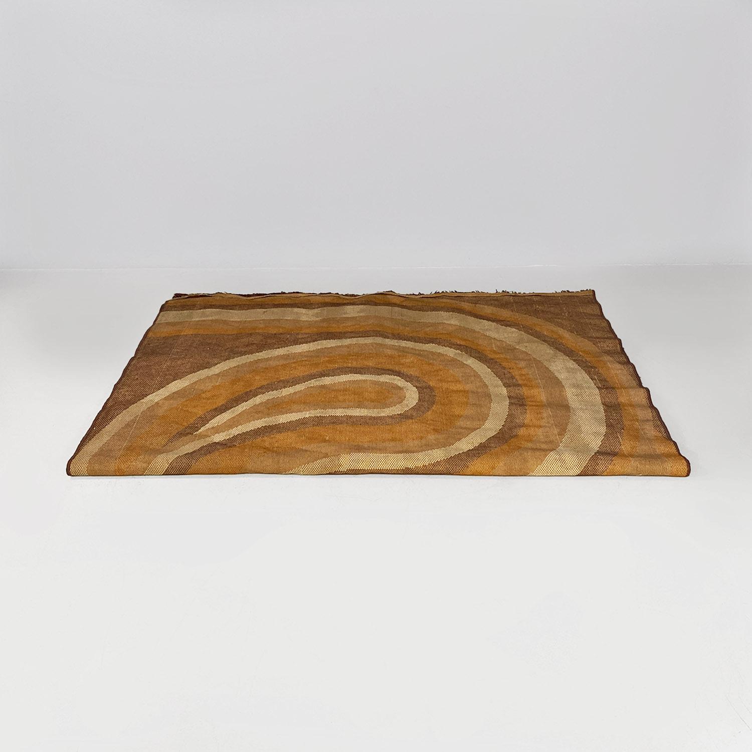 Fin du 20e siècle Tapis italien à poils courts de couleur Brown de l'A Space, avec décoration orange et beige 1970 en vente
