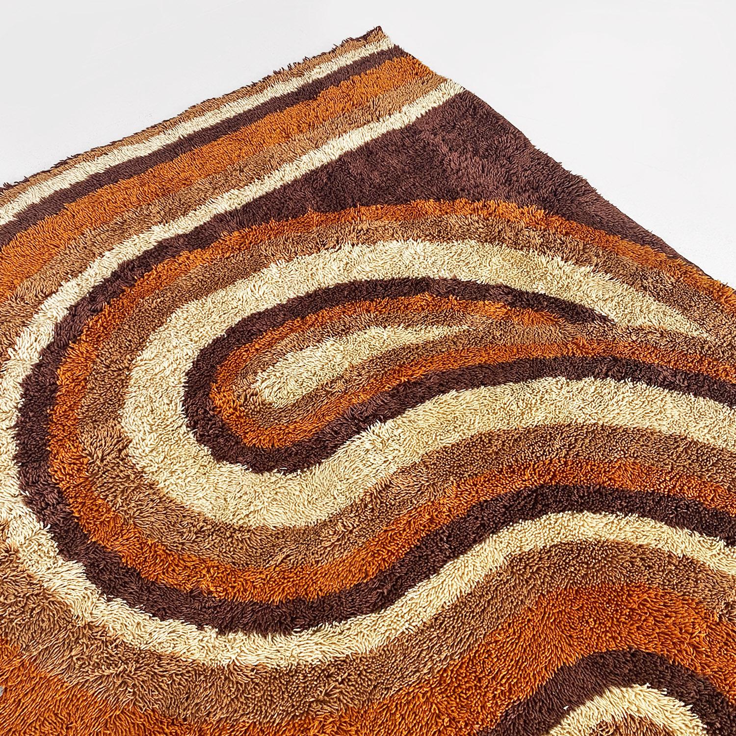 Tapis italien à poils courts de couleur Brown de l'A Space, avec décoration orange et beige 1970 en vente 1