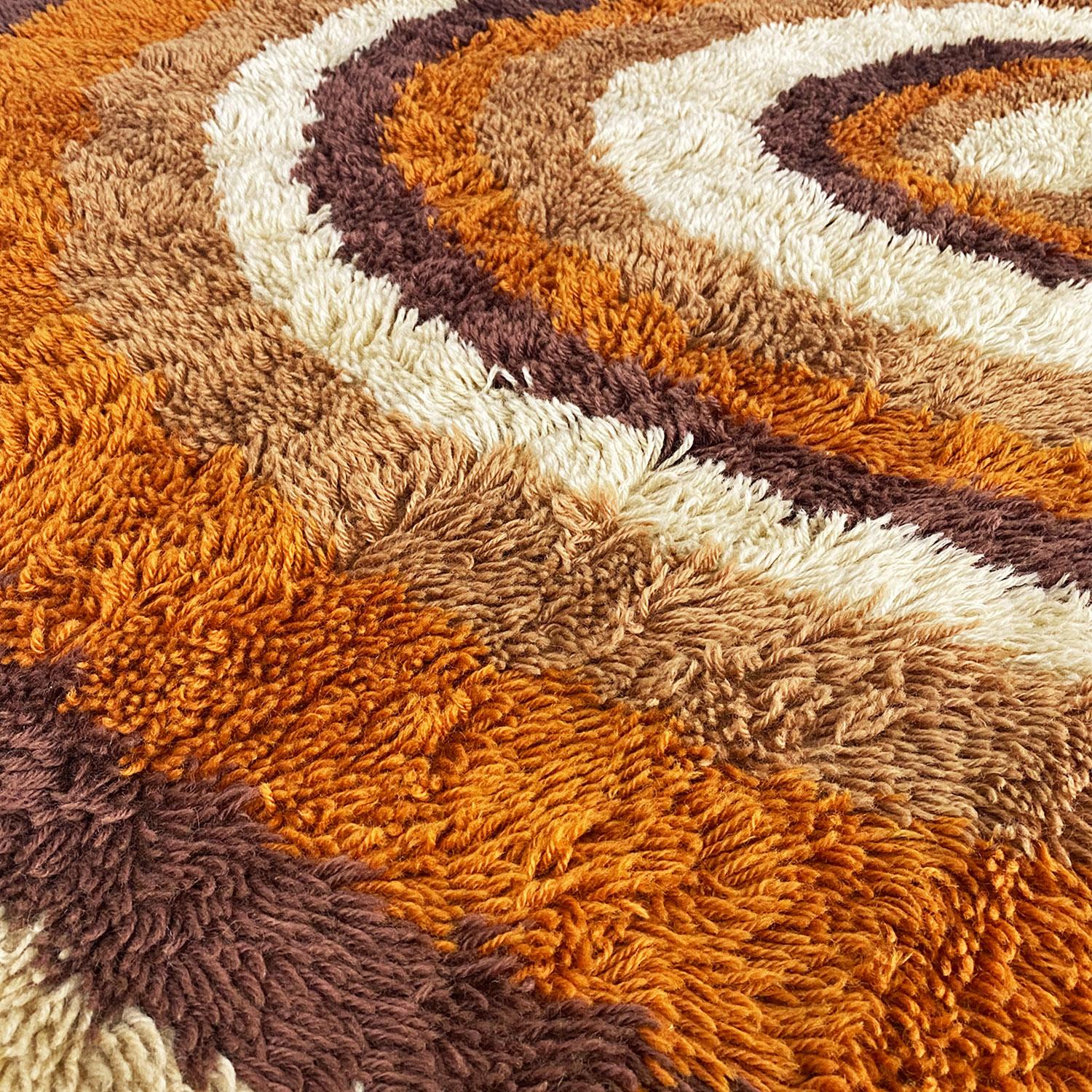 Tapis italien à poils courts de couleur Brown de l'A Space, avec décoration orange et beige 1970 en vente 2
