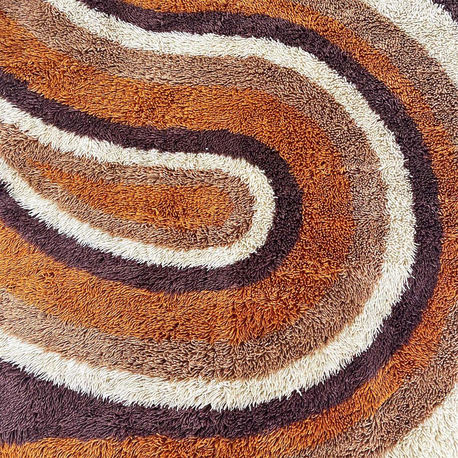 Tapis italien à poils courts de couleur Brown de l'A Space, avec décoration orange et beige 1970 en vente 3