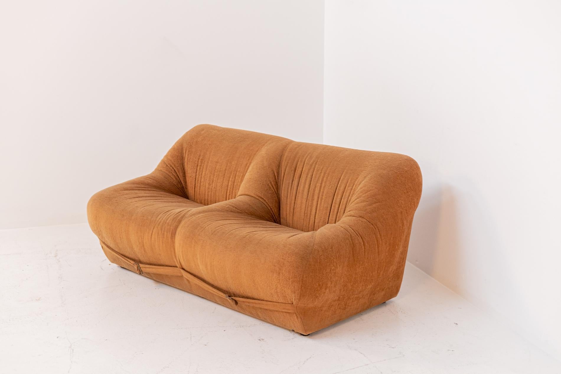 Space Age Italian Sofa in Orange Velvet Fabric In Good Condition In Milano, IT
