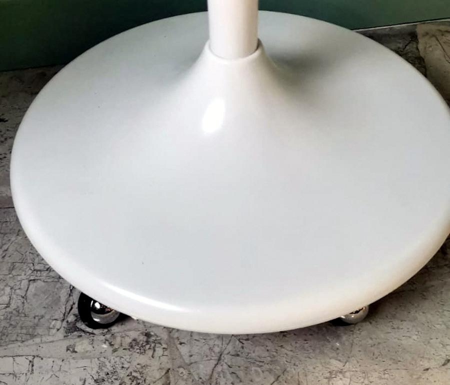 Sgabello italiano dell'era spaziale con ruote e sedile girevole in vendita 6
