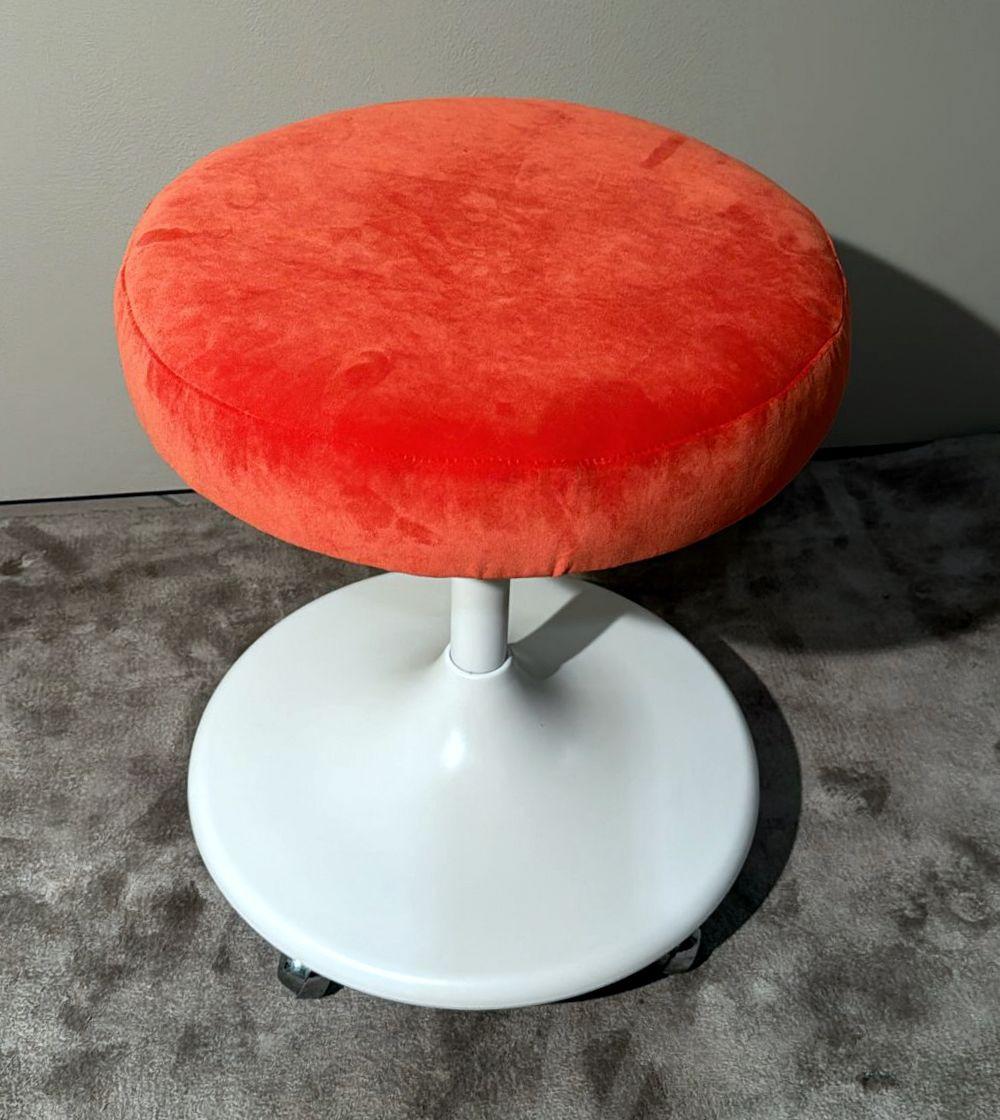 Mid-Century moderno Sgabello italiano dell'era spaziale con ruote e sedile girevole in vendita