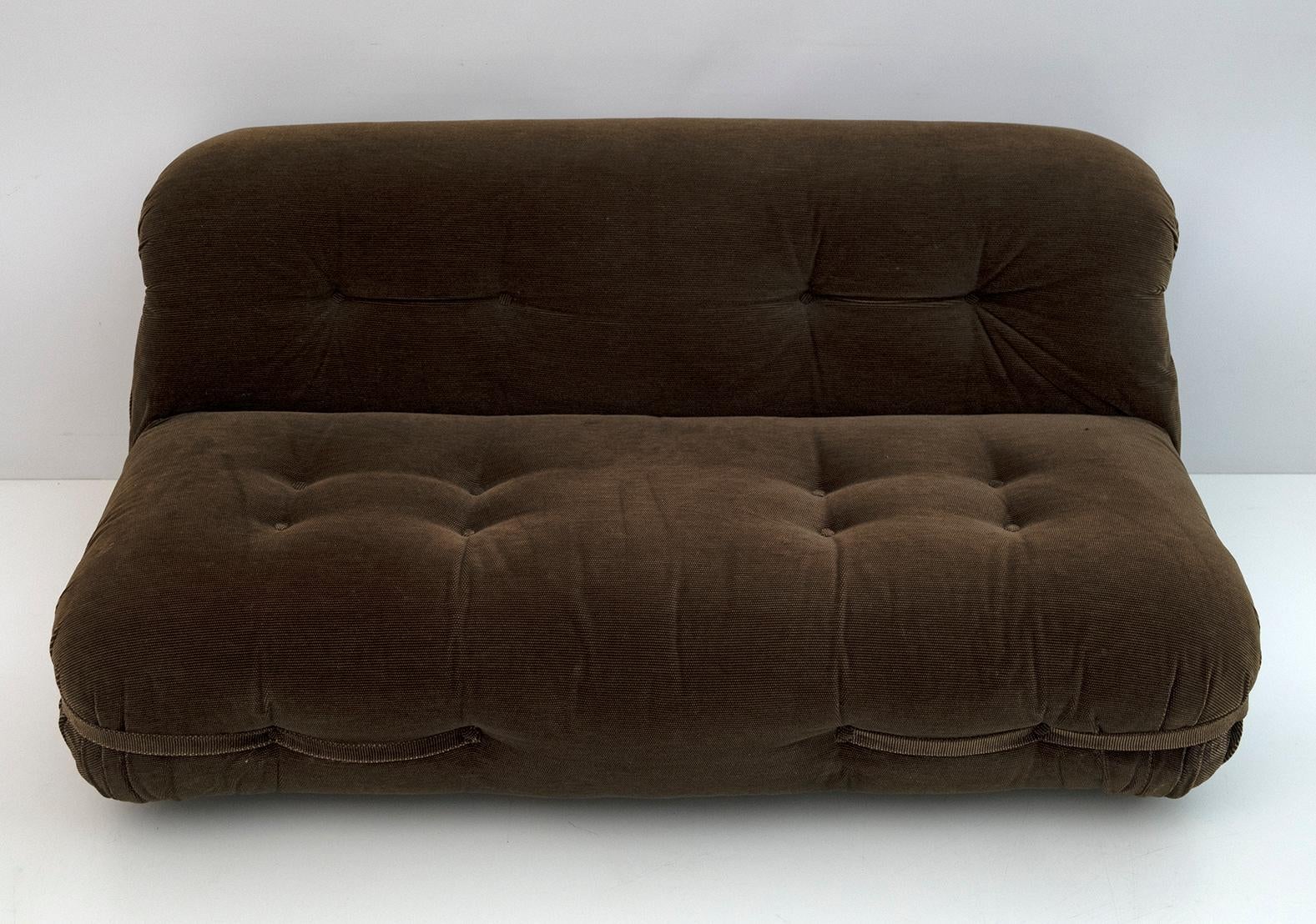 Beautiful two-seater sofa in velvet, Italian production of the Space Age period, 1970s.
Its lines are rounded, with soft shapes, very reminiscent of the Cassina sofas of the 60s / 70s, Soriana, Camaleonda.
The sofa is made of dark brown textured