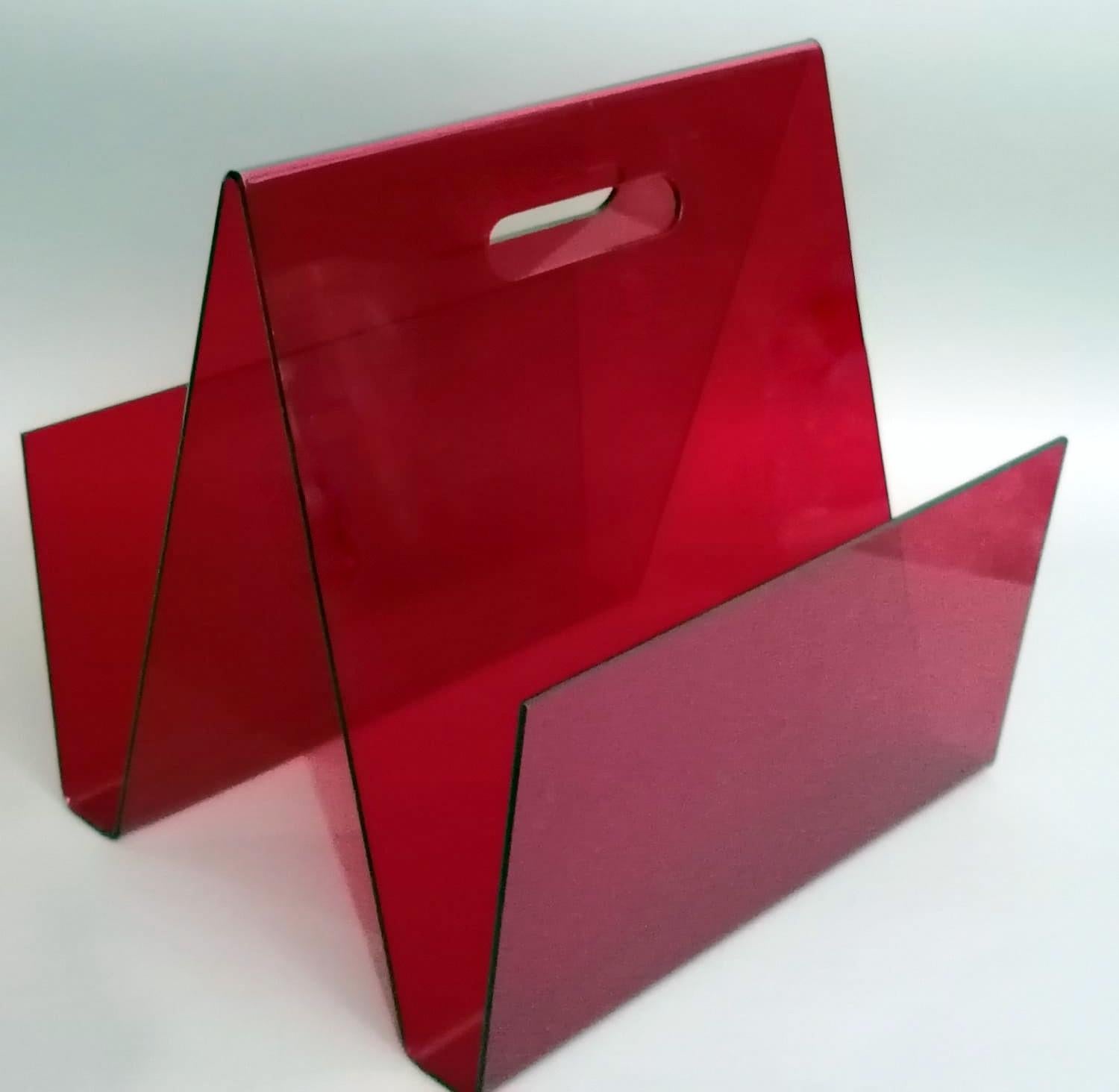 Space Age Italy Vintage Red Plexiglass Magazine Holder In Good Condition In Prato, Tuscany