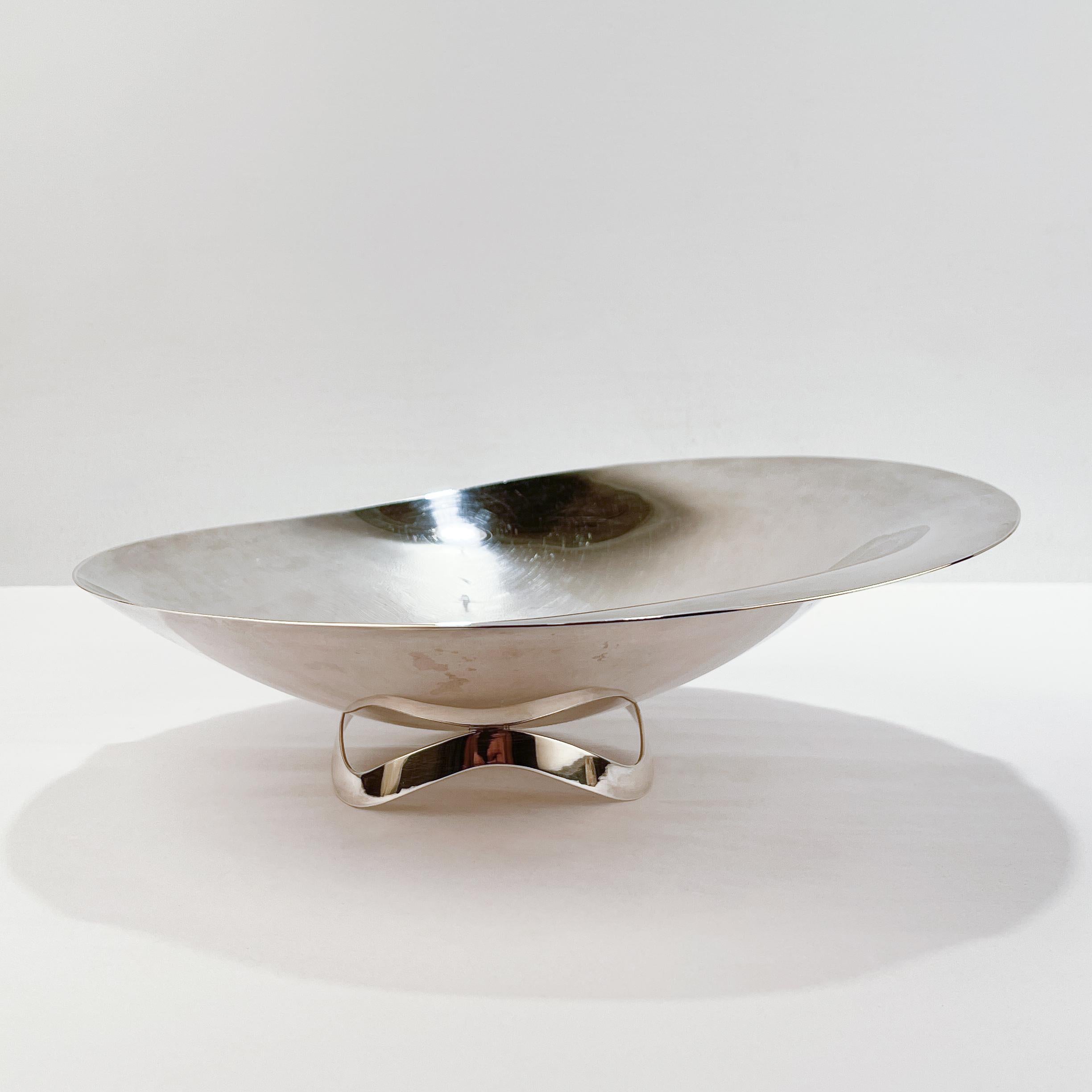 A very fine Modernist bowl.

With an asymmetrical top support slightly off-center by a wave formed foot. 

In 950 sterling silver.

We believe that it is very likely Japanese post-War production.

Simply a wonderful, masterfully crafted