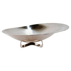 Asymmetrische Schale mit Fuß aus 950er Sterlingsilber, Space Age Japanische Moderne des Space Age