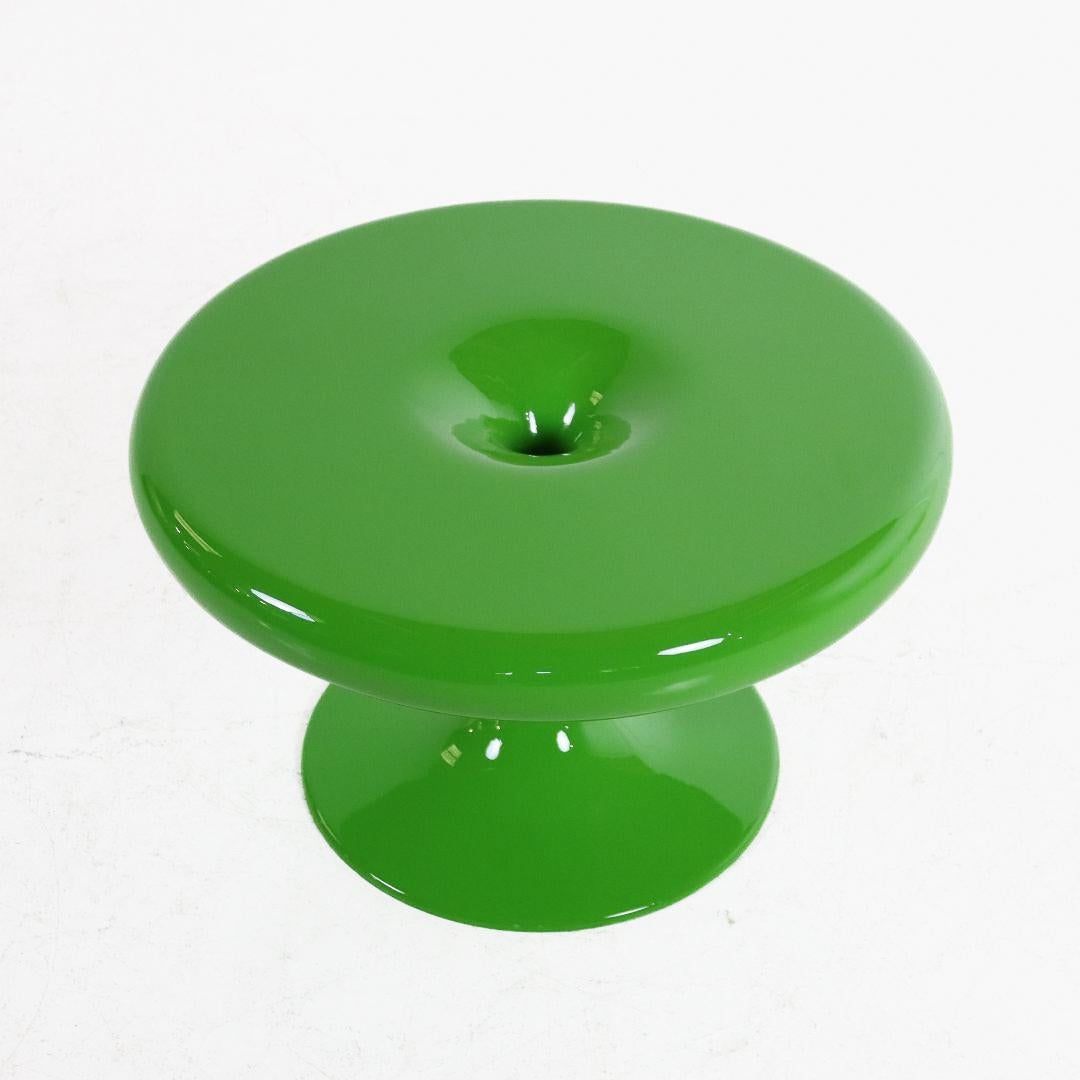 Rare 'Kantarelli' coffee table by the Finnish designer Eero Aarnio for Asko. A famous design from 1967 often combined with Aarnio's 'Pastil' chairs. This bright green version is in perfect condition. Fiberglass eyecandy!