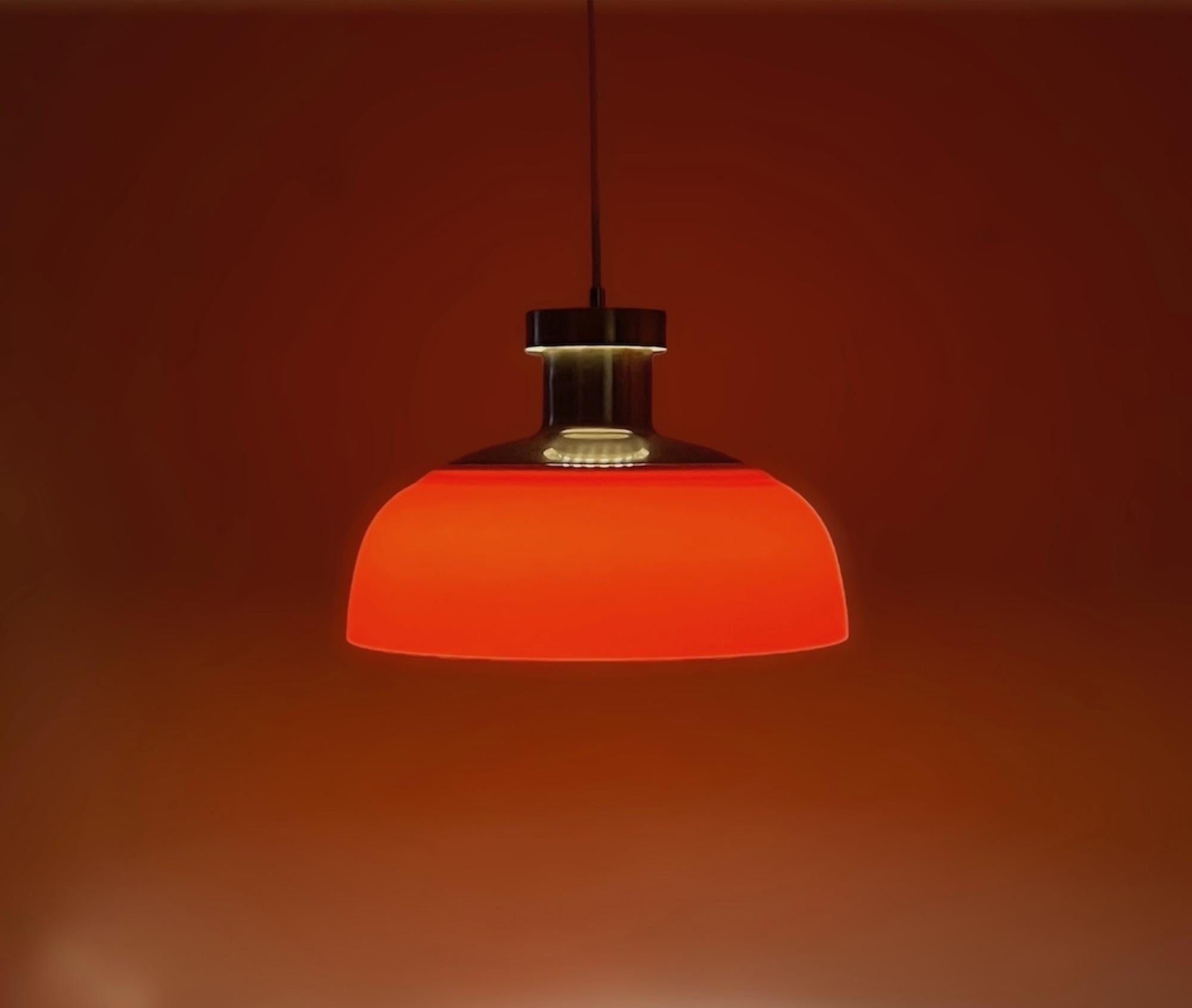Minimaliste Lampe suspendue KD7 de Kartell, âge de l'espace, acrylique orange, 1960s en vente