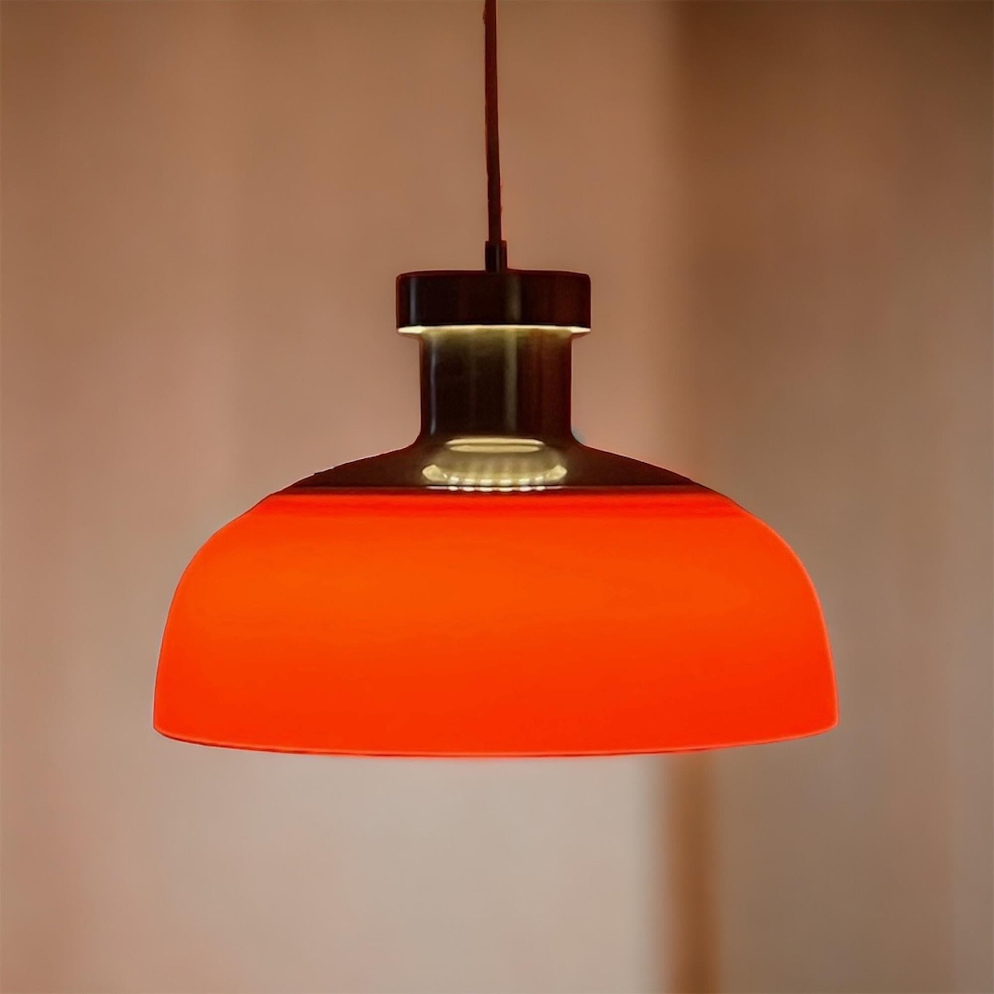 Italian Lampe suspendue KD7 de Kartell, âge de l'espace, acrylique orange, 1960s en vente
