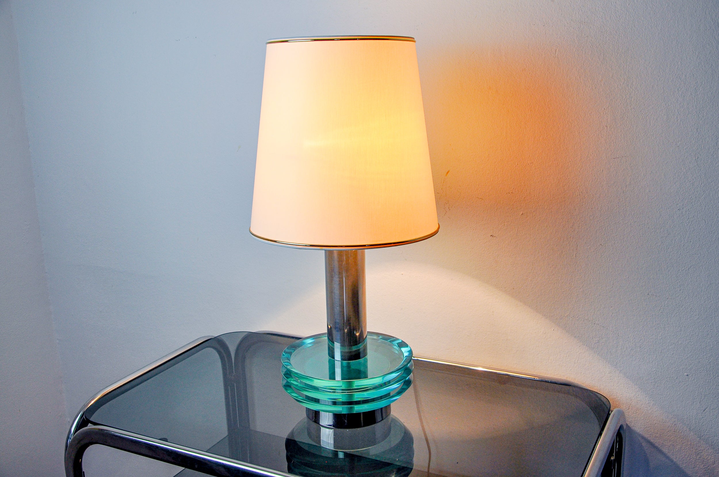 Superb and rare zero quattro table lamp designed and produced in the 70s in Murano, Italy. Chrome structure and blue circular crystals in Murano glass. Perfect condition. Rare design object that will illuminate your interior wonderfully. Electricity