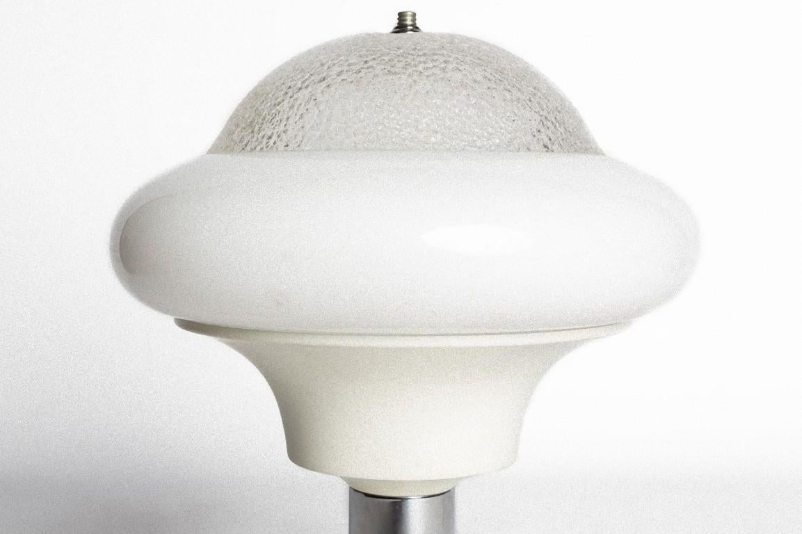 Cette lampe Space Age est une belle lampe décorative réalisée en Italie dans les années 1970.

Elégante lampe de table réalisée en ABS (acrylonitrile butadiène styrène) et chrome.

Dimensions : cm 80 x 40.

En très bonnes conditions.

Cet