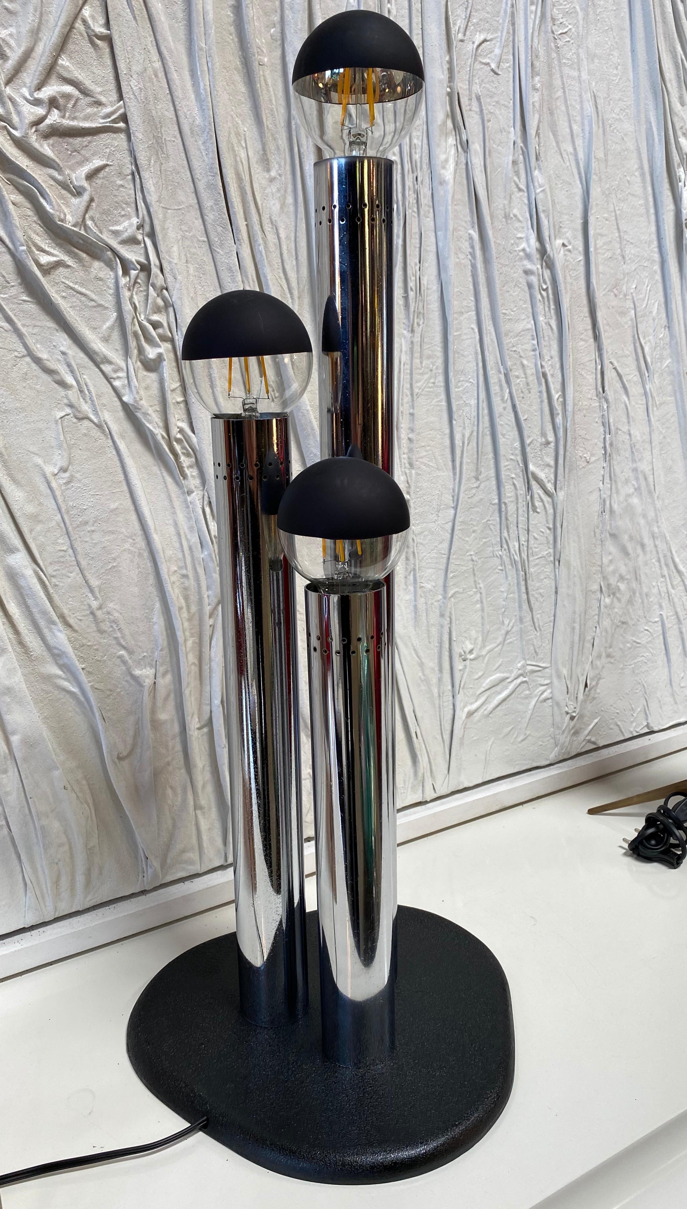 Space Age lamp is a beautiful decorative lamp realized in the 1970s by Goffredo Reggiani for Reggiani Illuminazione.

A very beautiful table lamp with three lights realized in chromed steel with an elegant and sinuous design.

Reggiani