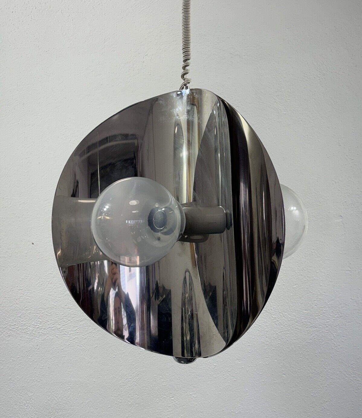 Lampe à suspension de l'ère spatiale Design moderne des années 1970.

Structure entièrement en acier ondulé chromé, diffuseurs en verre opalescent.

L'article est en très bon état de conservation, il n'y a pas de défauts esthétiques ou structurels à