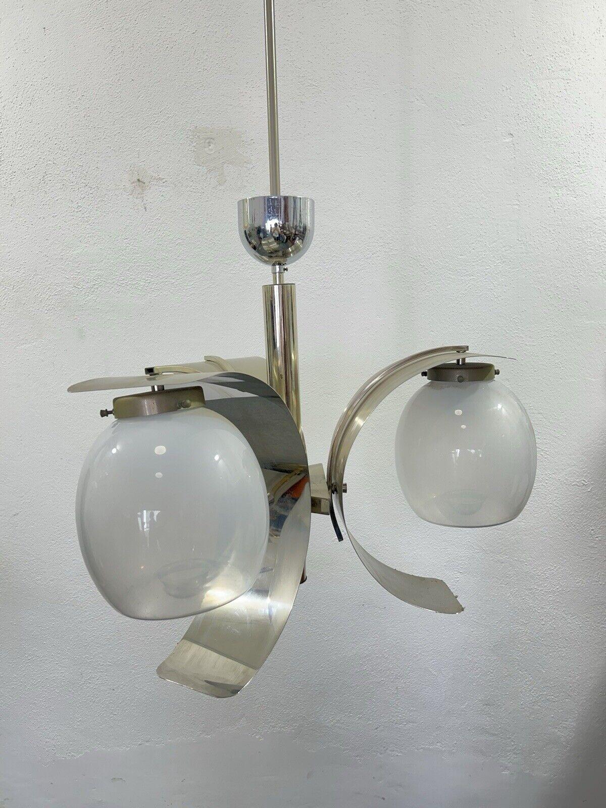 Lustre de l'ère spatiale en acier et verre Design 1970's.


Merveilleux lustre avec cadre incurvé en acier chromé, trois diffuseurs en verre laqué.


L'article est en bon état de conservation, il n'y a pas de défauts esthétiques ou structurels