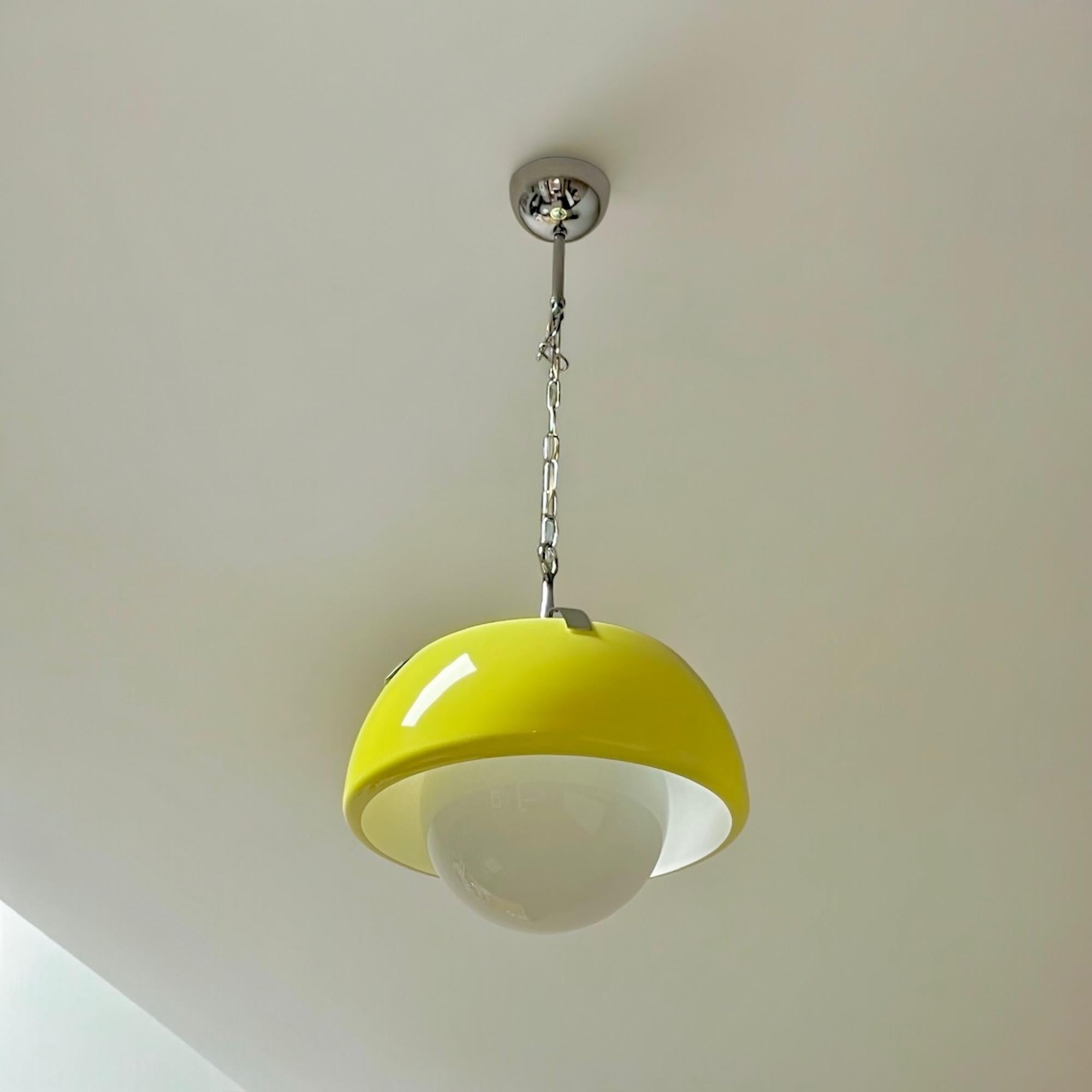 Lampada gialla grande degli anni '70 in stile Artemide Magistretti 