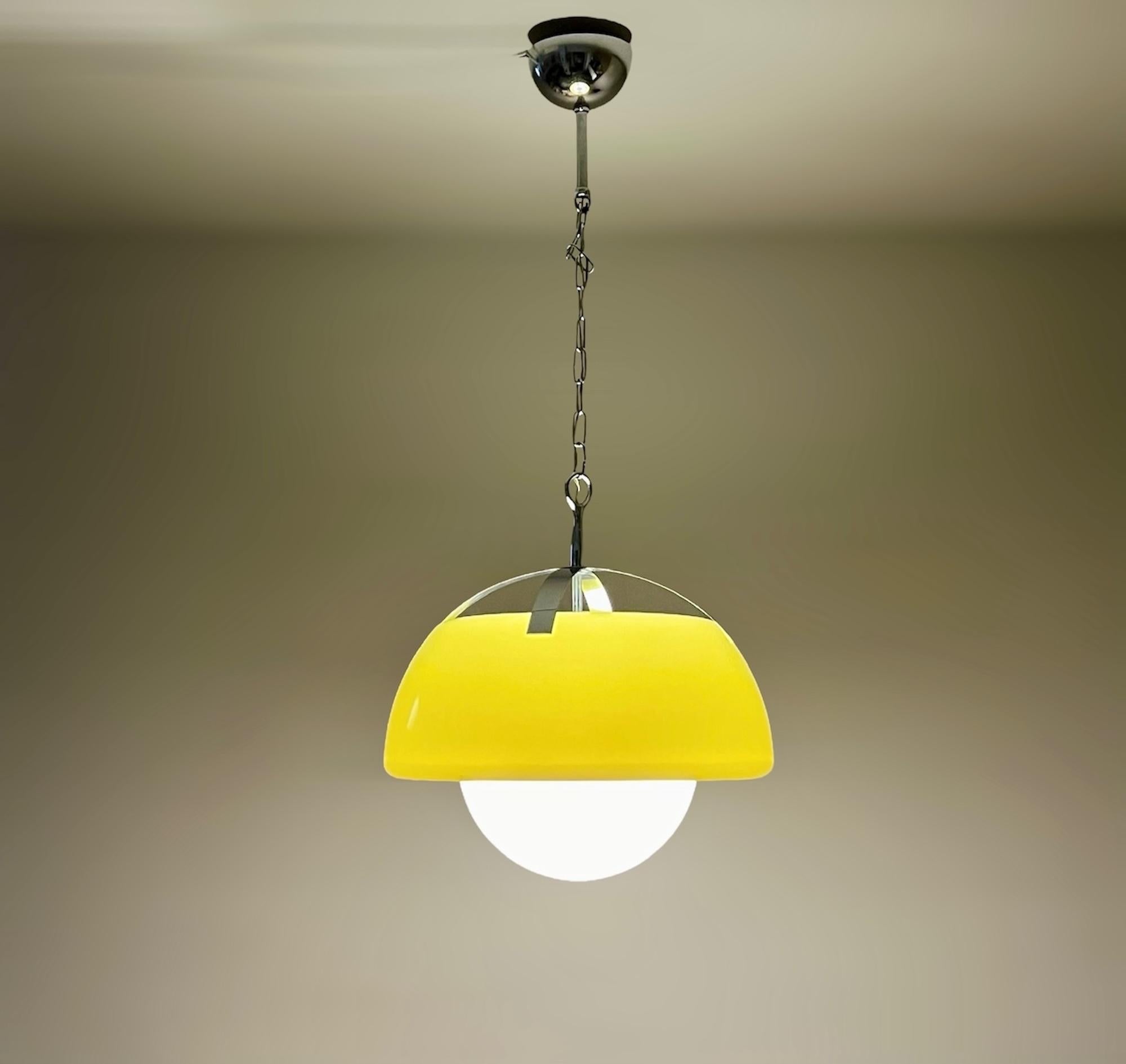 Scopri una splendida lampada vintage anni '70 ispirata all'iconico design Omega di Vico Magistretti per Artemide. Questa raffinata lampada a sospensione Space Age presenta un'elegante struttura in metallo cromato, completata da un sorprendente