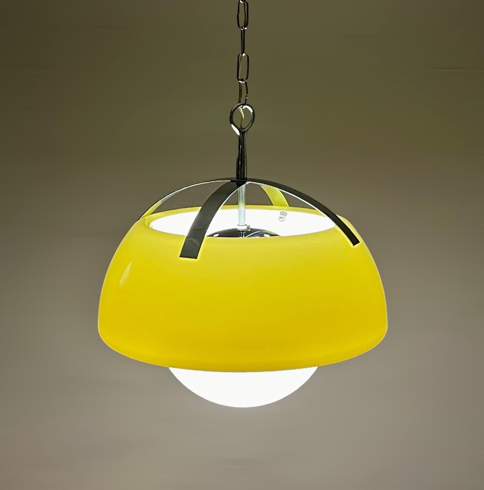 Mid-Century moderno Lampada gialla grande degli anni '70 in stile Artemide Magistretti 