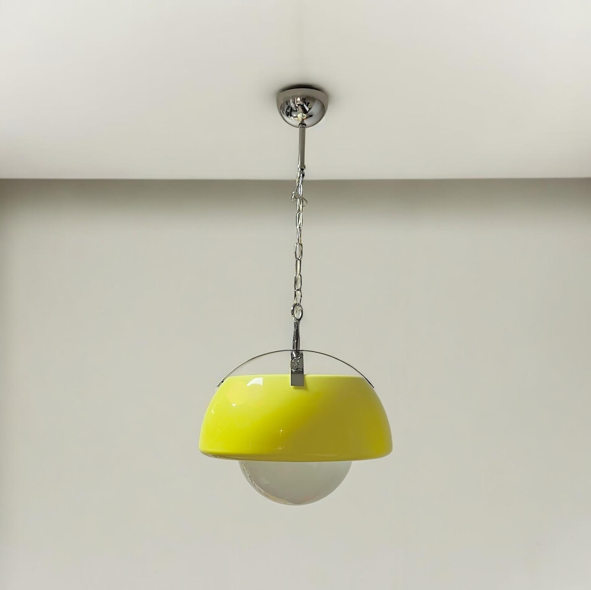 Italiano Lampada gialla grande degli anni '70 in stile Artemide Magistretti 