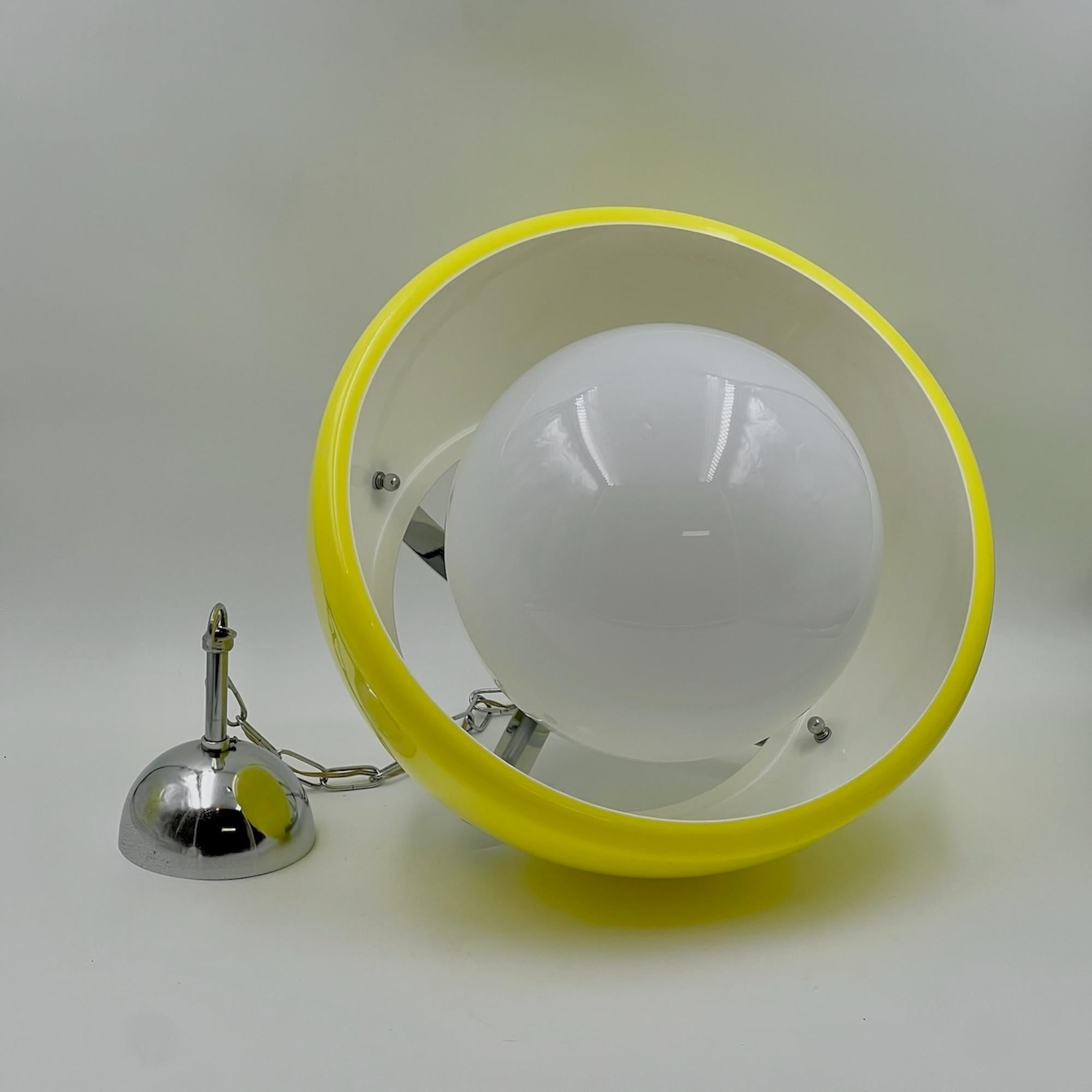 Lampada gialla grande degli anni '70 in stile Artemide Magistretti 