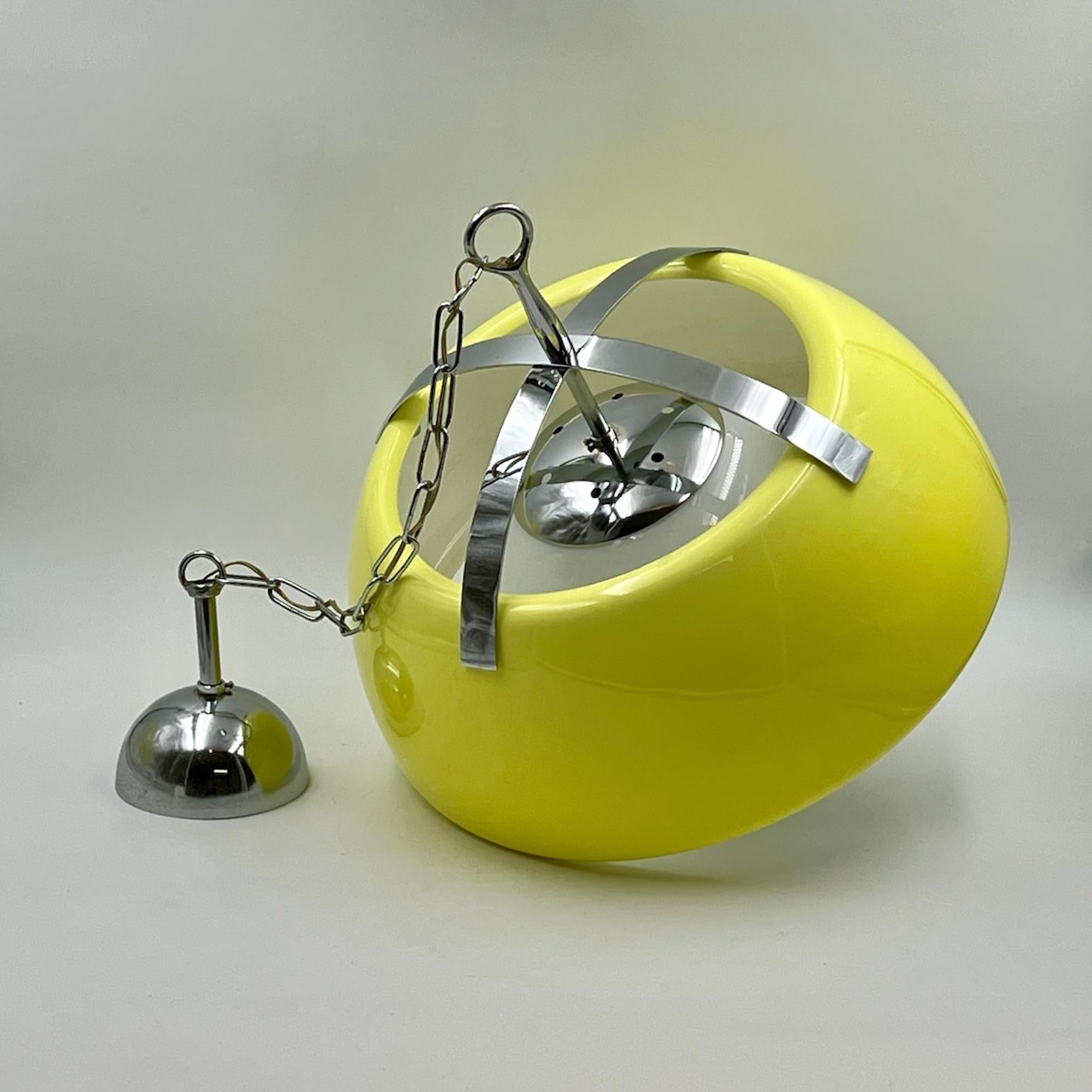 Fine XX secolo Lampada gialla grande degli anni '70 in stile Artemide Magistretti 