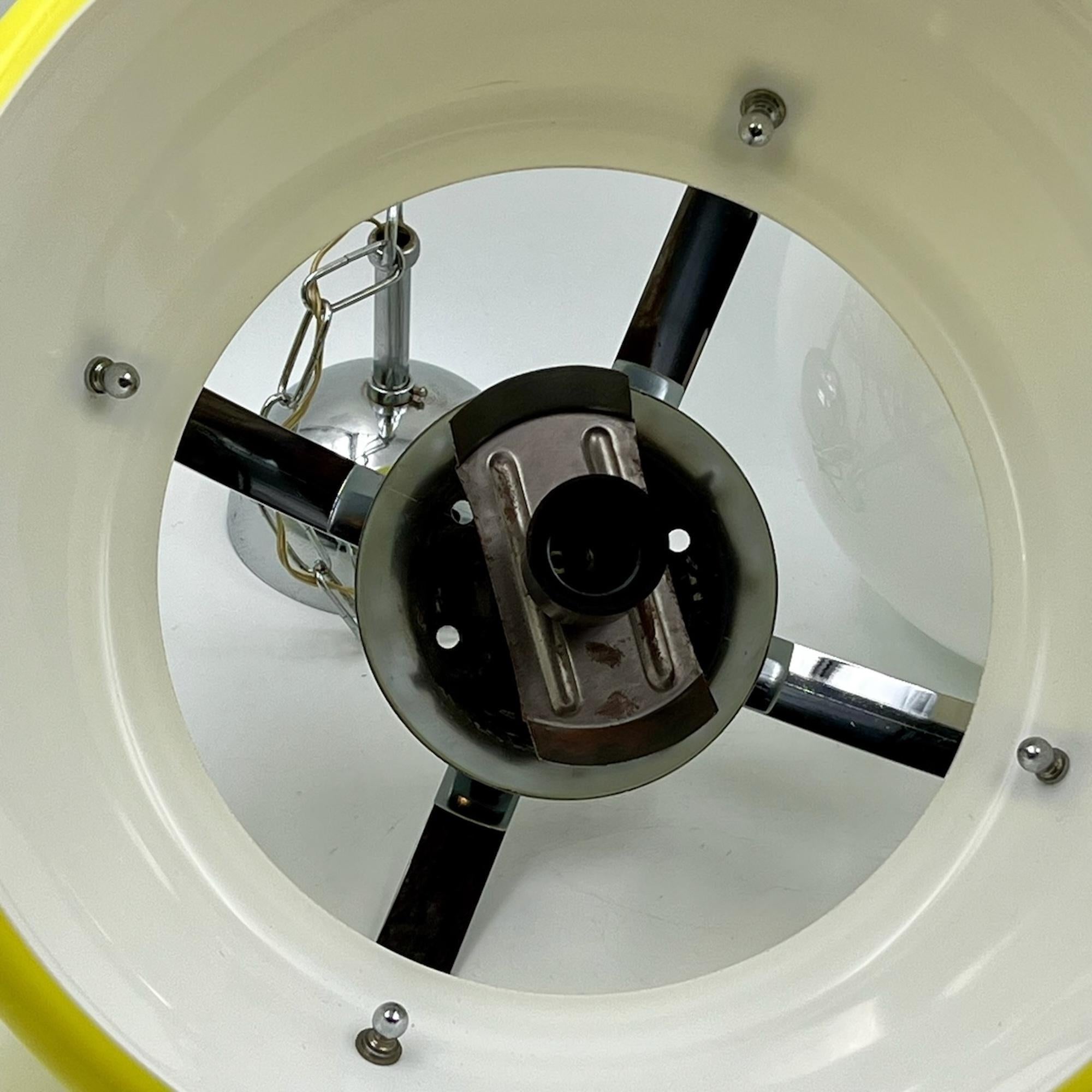 Metallo Lampada gialla grande degli anni '70 in stile Artemide Magistretti 