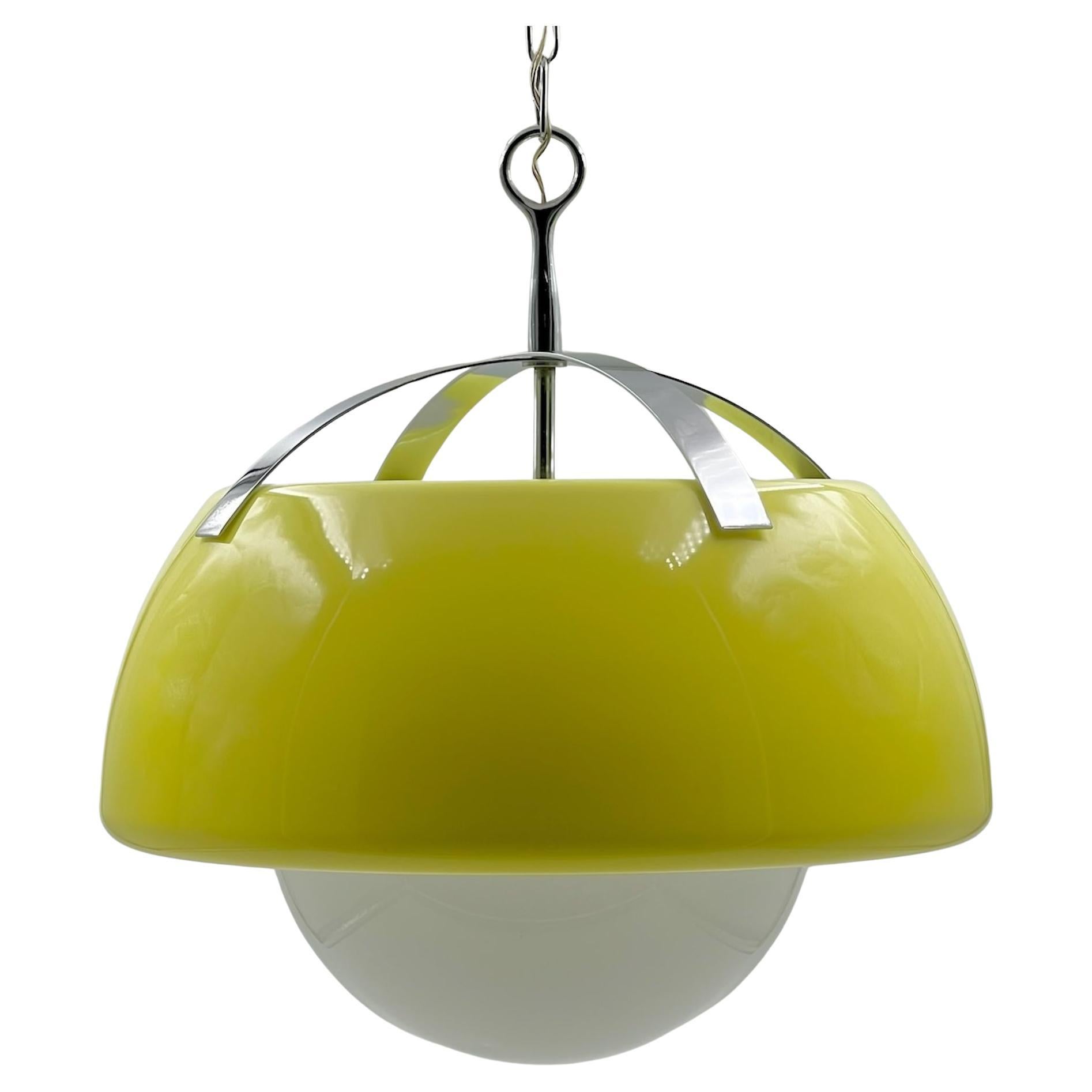 Lampada gialla grande degli anni '70 in stile Artemide Magistretti "Omega".