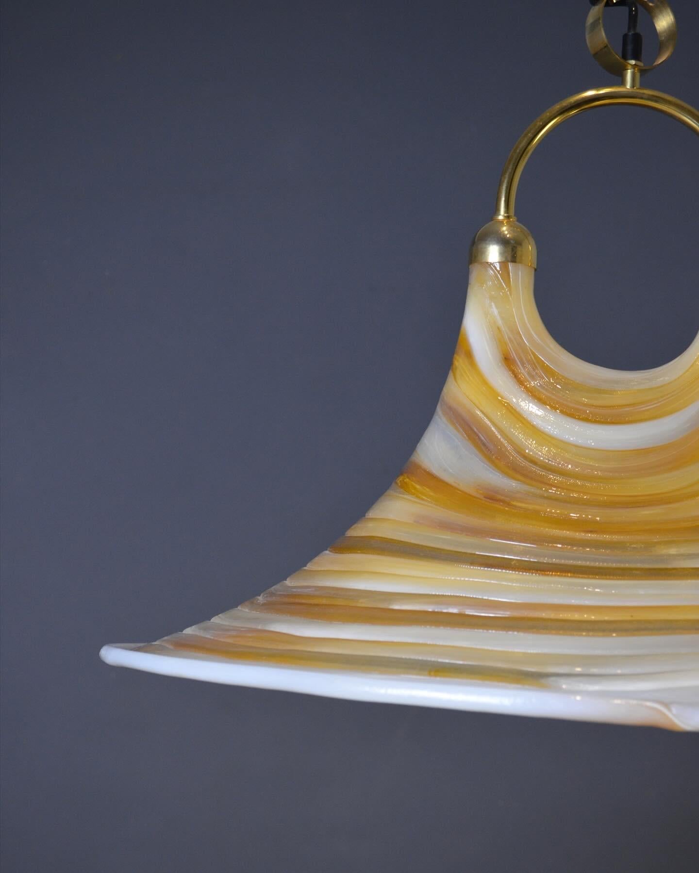 Grande lampada a sospensione in fibra di vetro e lucite. Realizzato negli anni '70 in Germania da Cristallux. 
La struttura è in ottone dorato.
La lampada è dotata di un sistema di abbassamento e sollevamento (da 90 cm a 1,90 m) (da 35'' a
