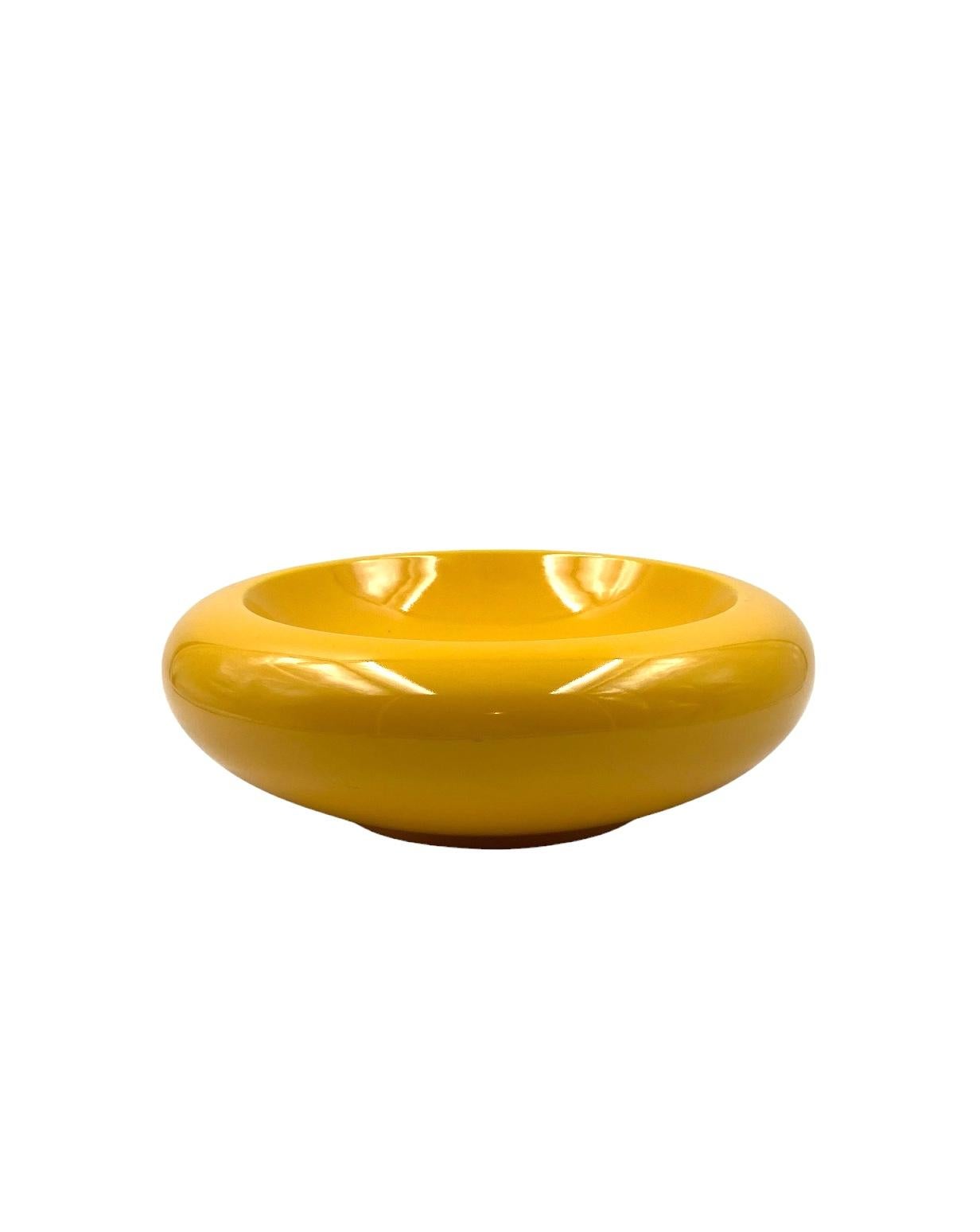 Centre de table en céramique jaune de l'ère spatiale / vide poche

Sicart Italie 1970

H : 12 cm - Diam. 32 cm

État : parfait, sans défaut.