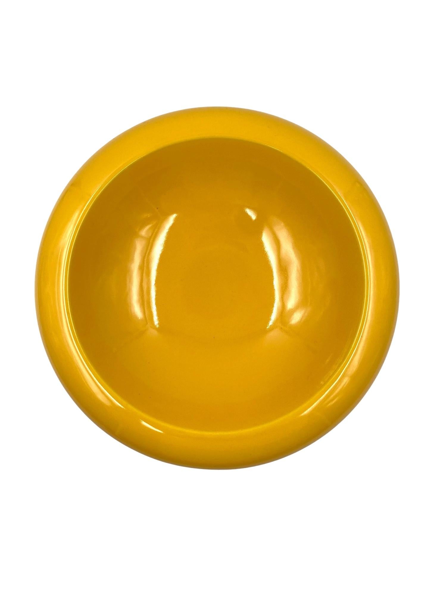 Late 20th Century Centre de table en céramique jaune de l'ère spatiale / vide poche, Sicart Italie 1970 en vente