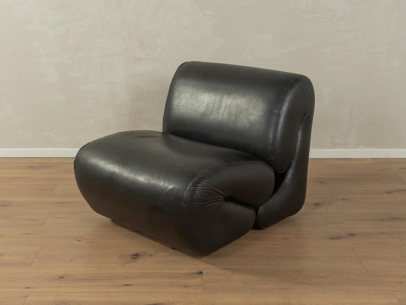 Einzigartiger Space Age-Sessel aus den 1970er Jahren. Hochwertiges Pad mit dem Originalbezug aus schwarzem Leder und Edelstahlbeinen.

Qualitätsmerkmale:
sehr gute Verarbeitung
hochwertige MATERIALIEN
Hergestellt in Deutschland

Sitzhöhe 38 cm