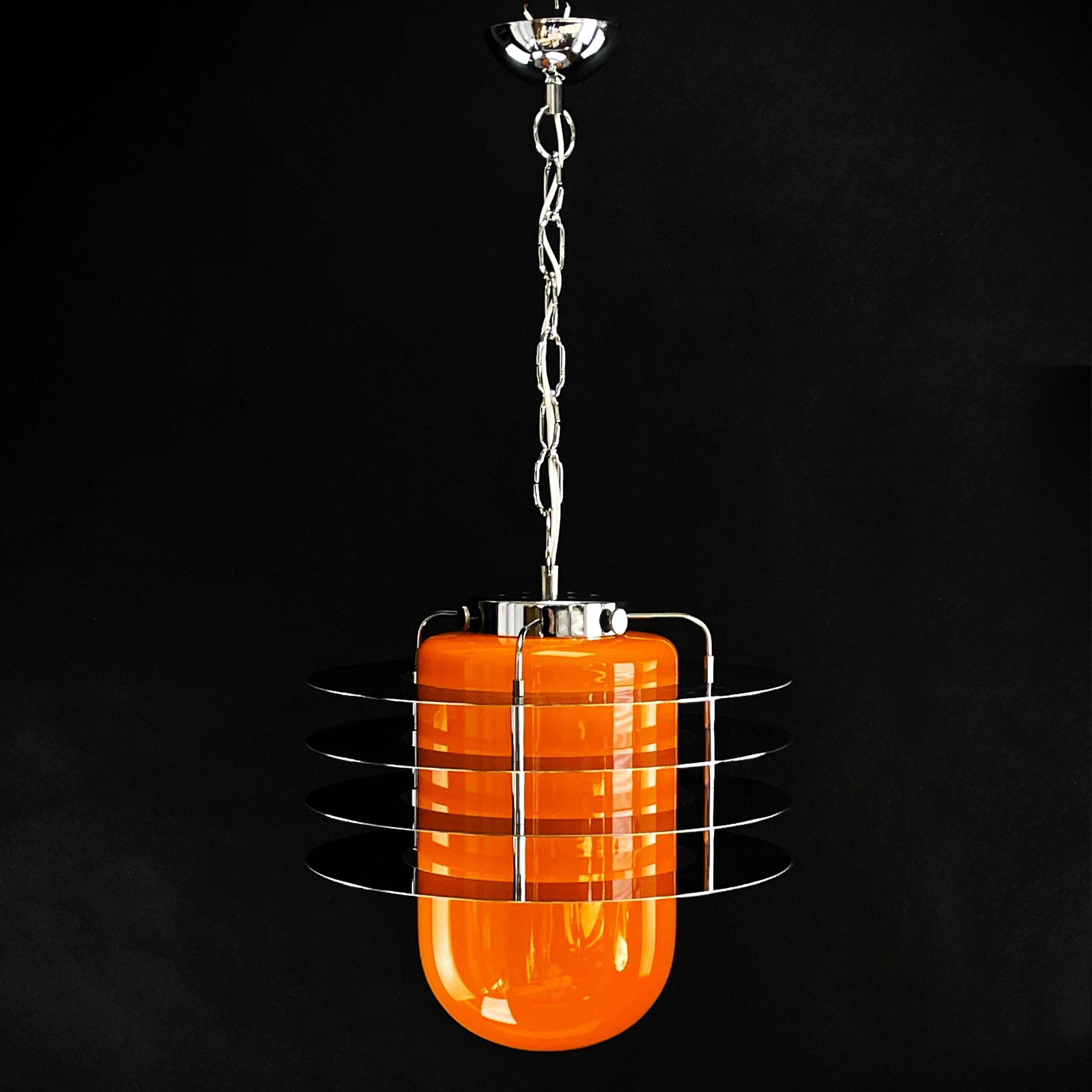 Orange Space Age ceiling lamp - 1970s

The 1970s space-age style lounge ceiling lamp is a fascinating vintage piece that will give your room a retro-futuristic atmosphere. With its unique design and striking color accents, it is a real eye-catcher