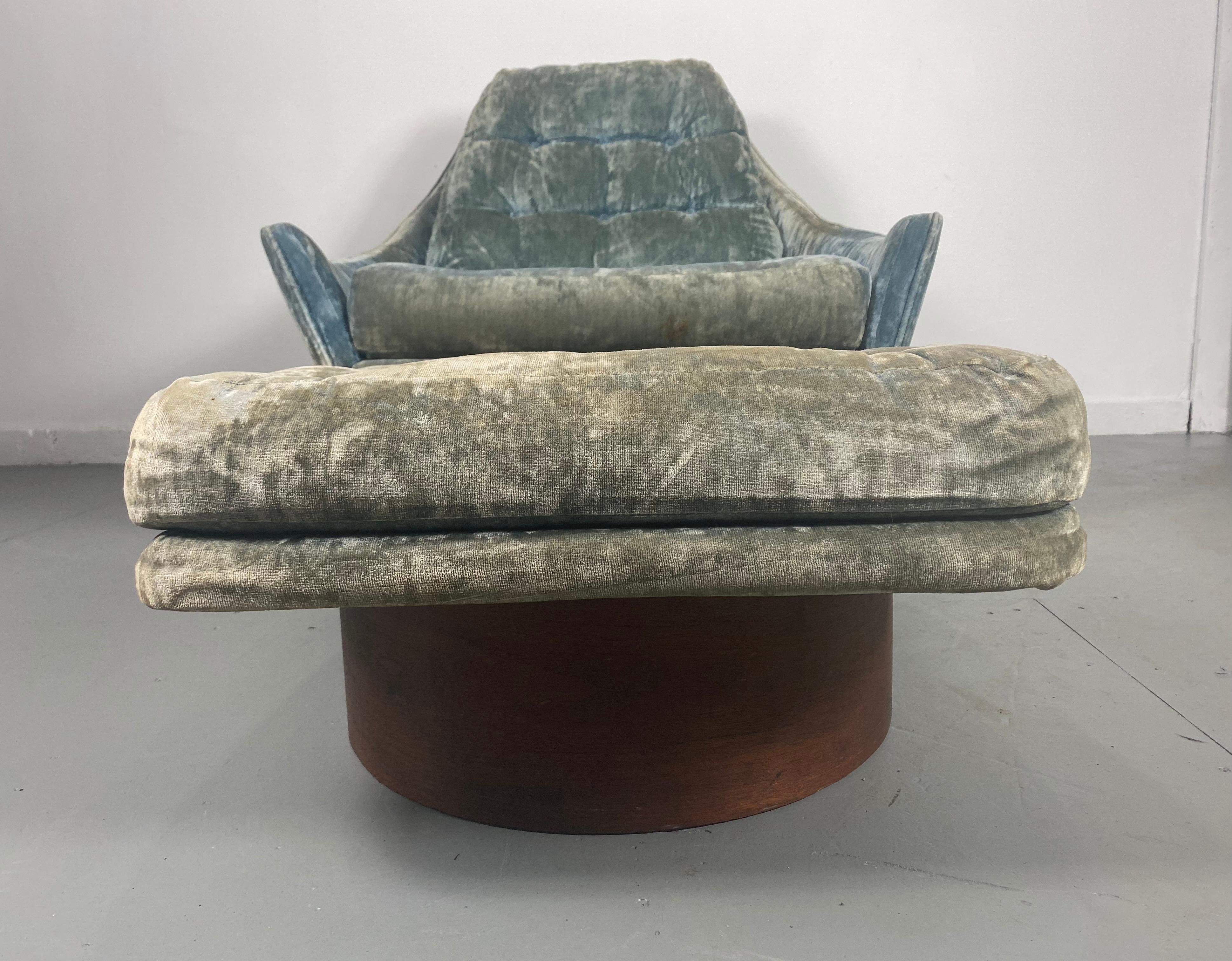 Space age sculptural lounge chair and ottoman attributed to Adrian Pearsall Classic, 1960s, unusual wide pod design, extremely comfortable, retains original aqua-blu crushed velvet fabric, usable but faded, would be amazing reupholstered, plywood