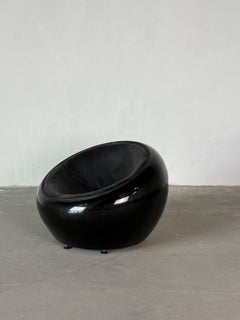 Chaise longue AGE en polycarbonate noir avec assise en cuir intégrée