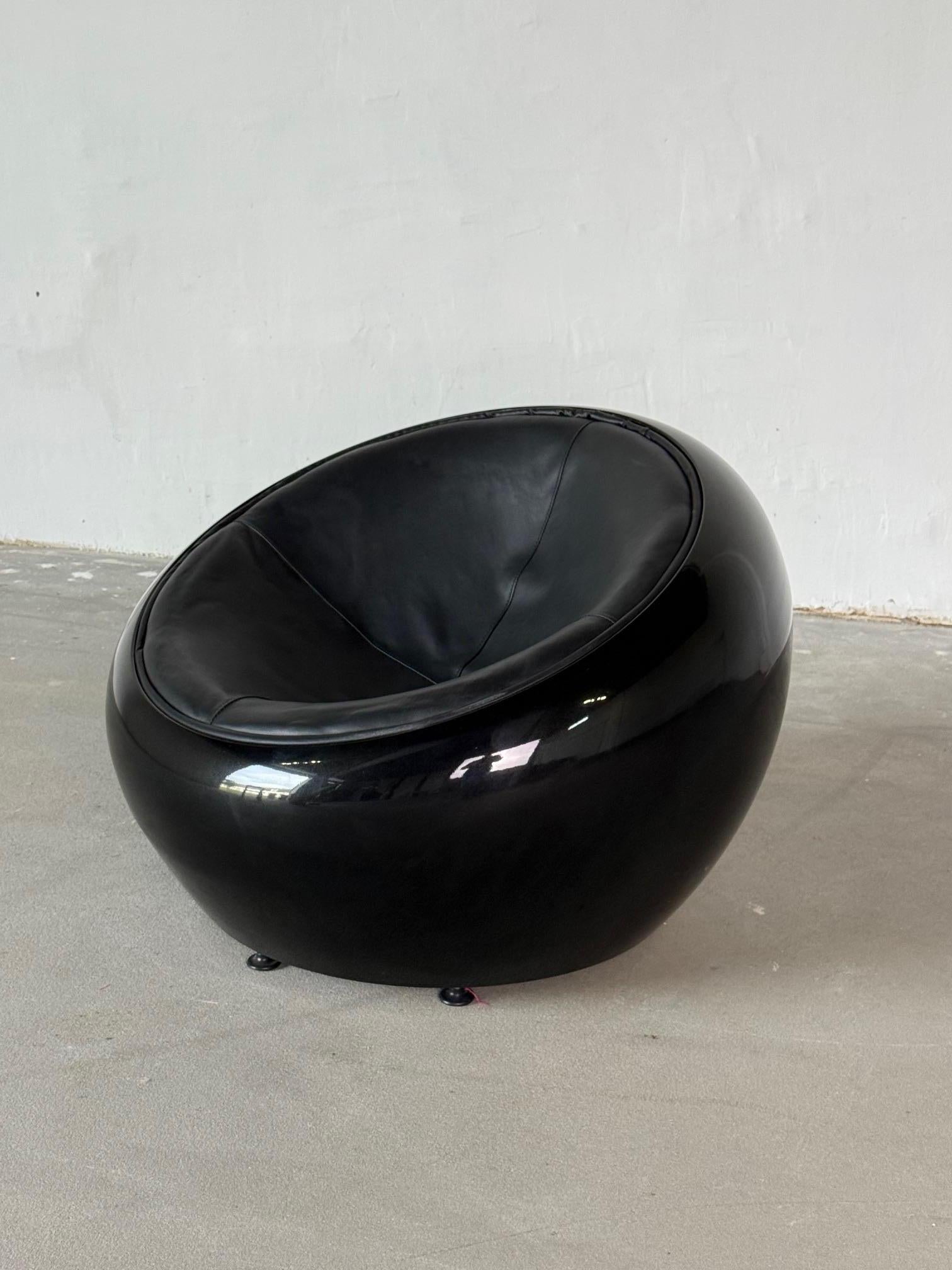 Space Age Lounge Chair in Black Polycarbonate with Integrated Leather Seat In Good Condition For Sale In Astoria, NY